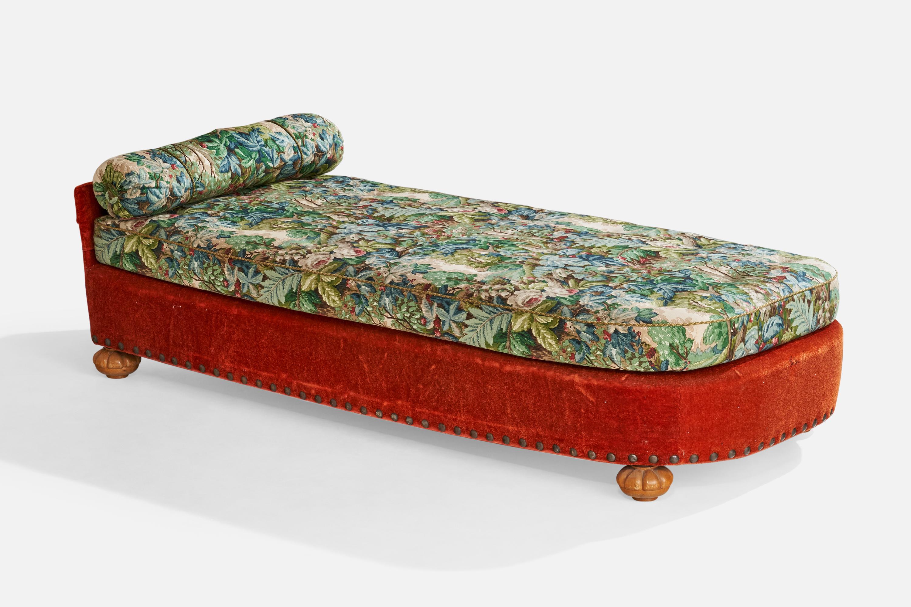 Tumbona o chaise longue de tela con estampado floral, terciopelo rojo y madera, diseñada y fabricada en Suecia, c. 1930.

Dimensiones: 20,7