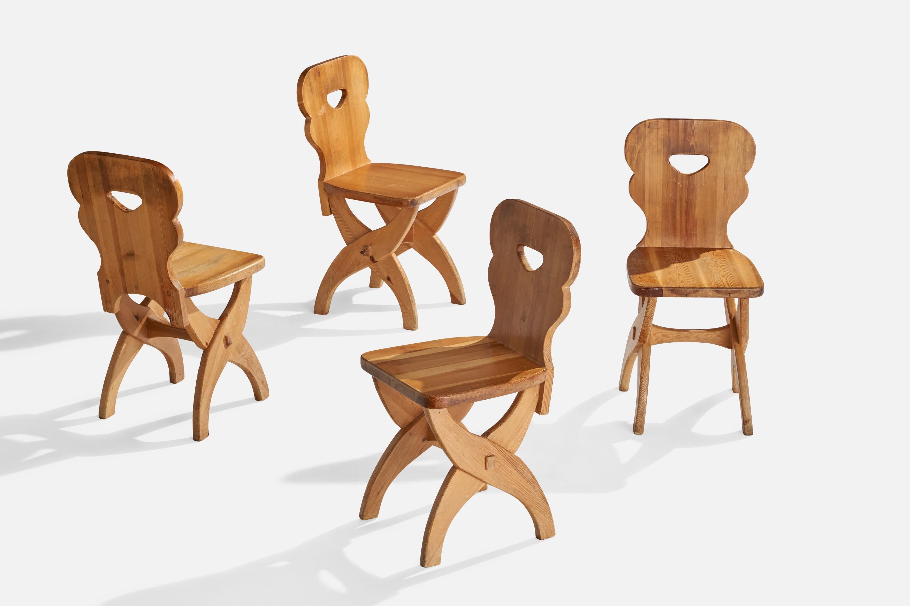 Ensemble de quatre chaises de salle à manger ou d'appoint en pin, conçues et fabriquées en Suède, C.C..

Hauteur d'assise 18
