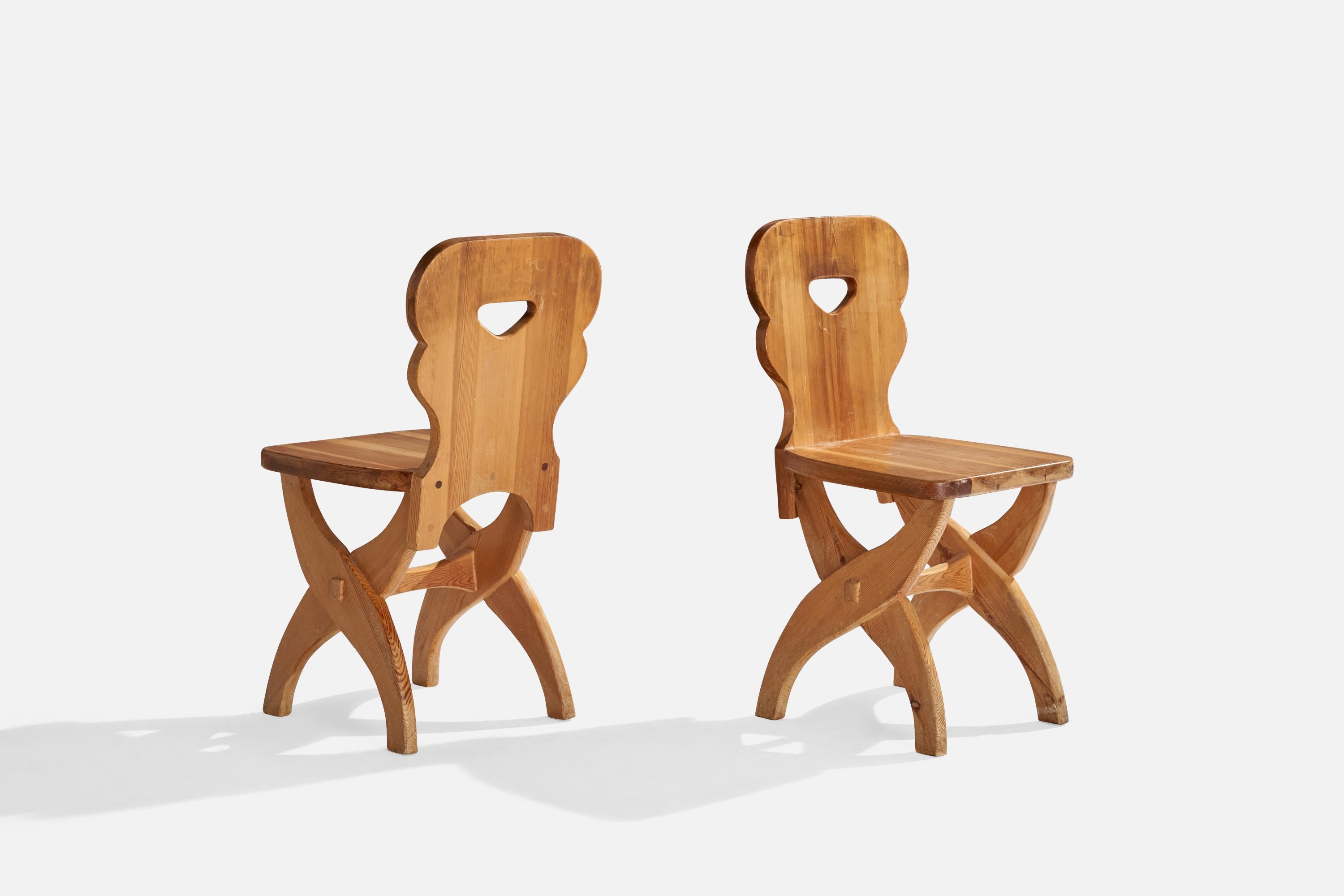 Designer suédois, chaises de salle à manger, pin, Suède, 1970 Bon état - En vente à High Point, NC