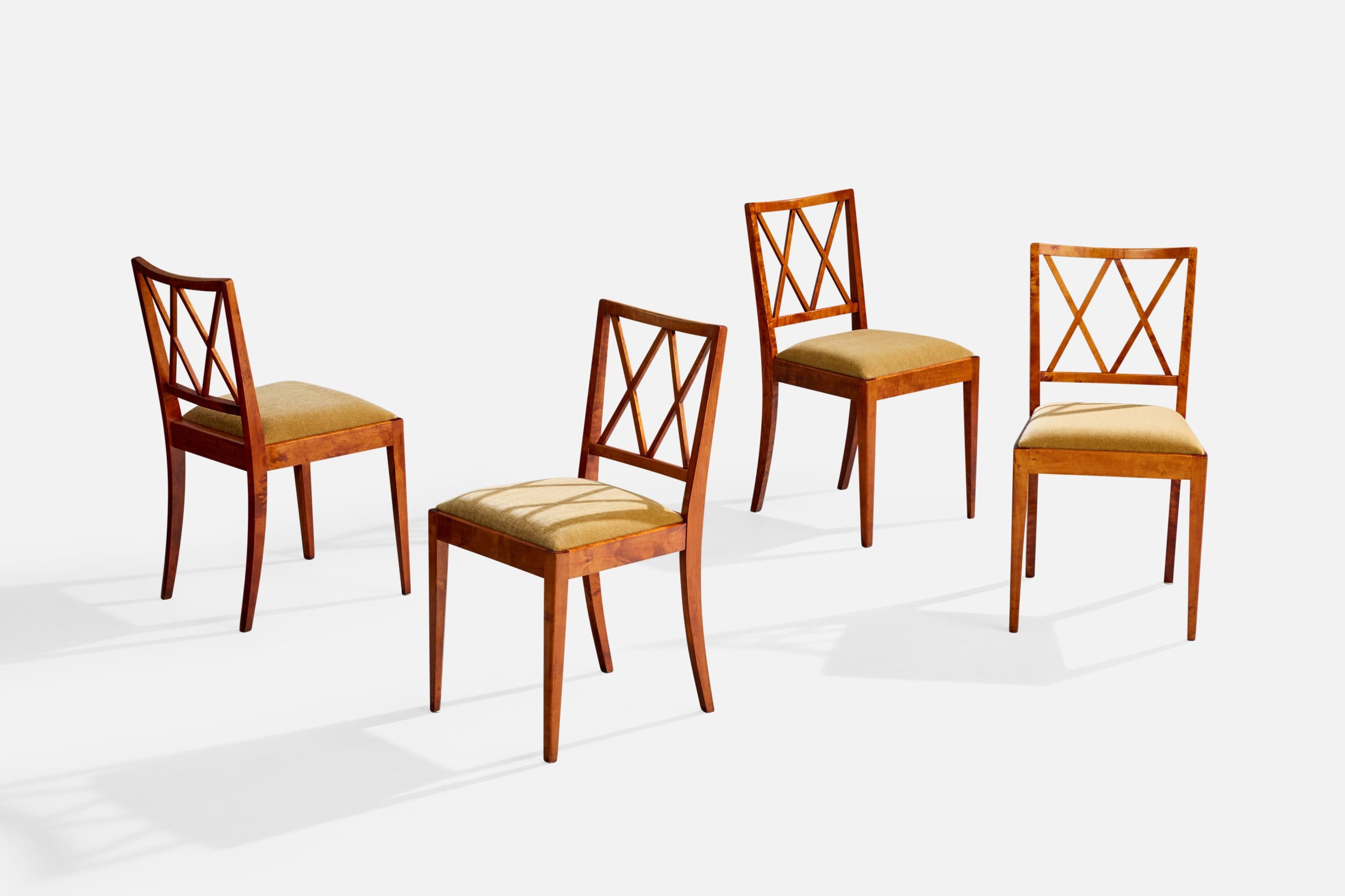 Ensemble de quatre chaises de salle à manger ou chaises d'appoint en bouleau et velours beige, conçues et produites en Suède, vers les années 1930. 

Dimensions globales (pouces) : 33.0 