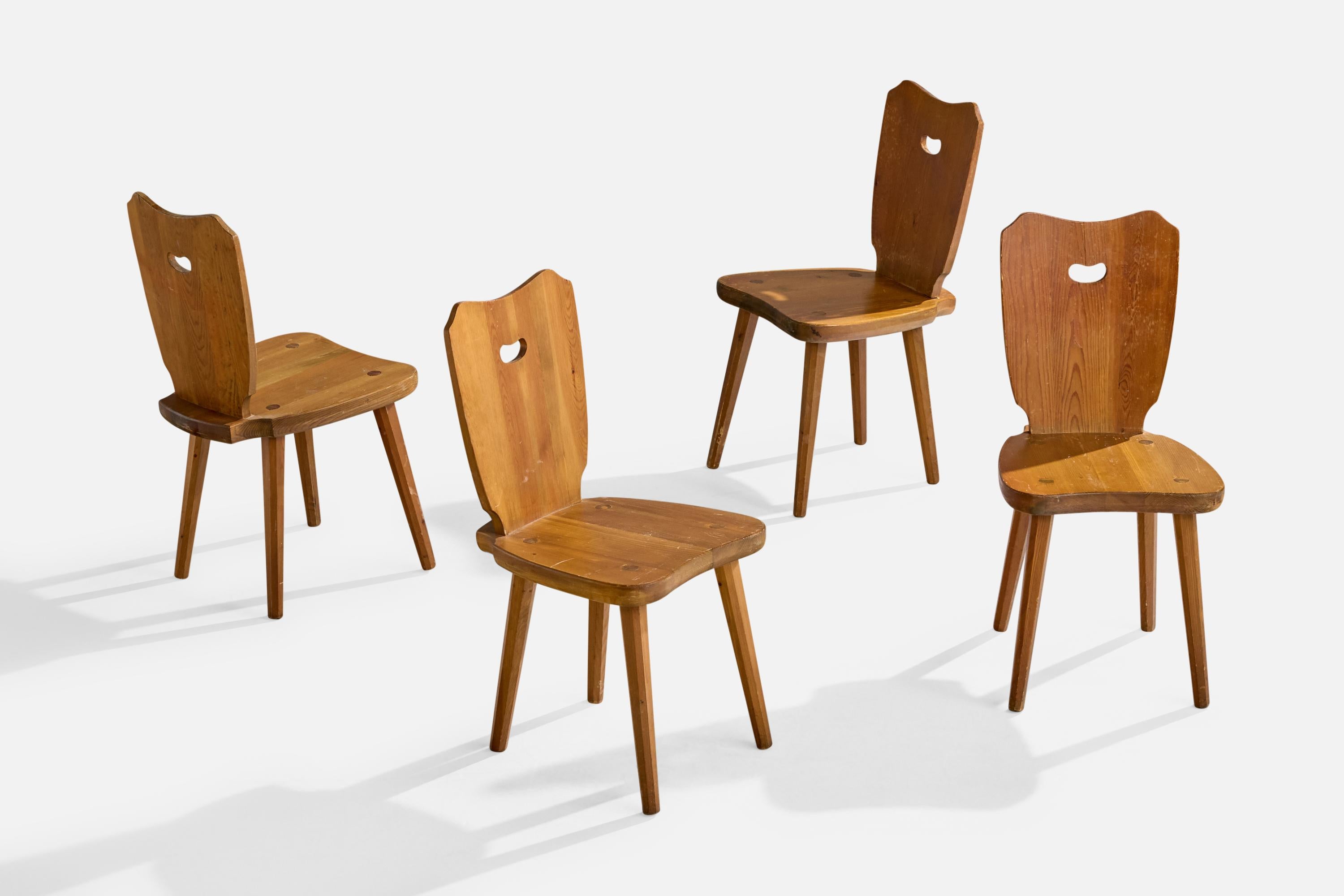 Ensemble de quatre chaises de salle à manger ou d'appoint conçues et produites en Suède, c. années 1960.

Dimensions globales (pouces) : 33.2 