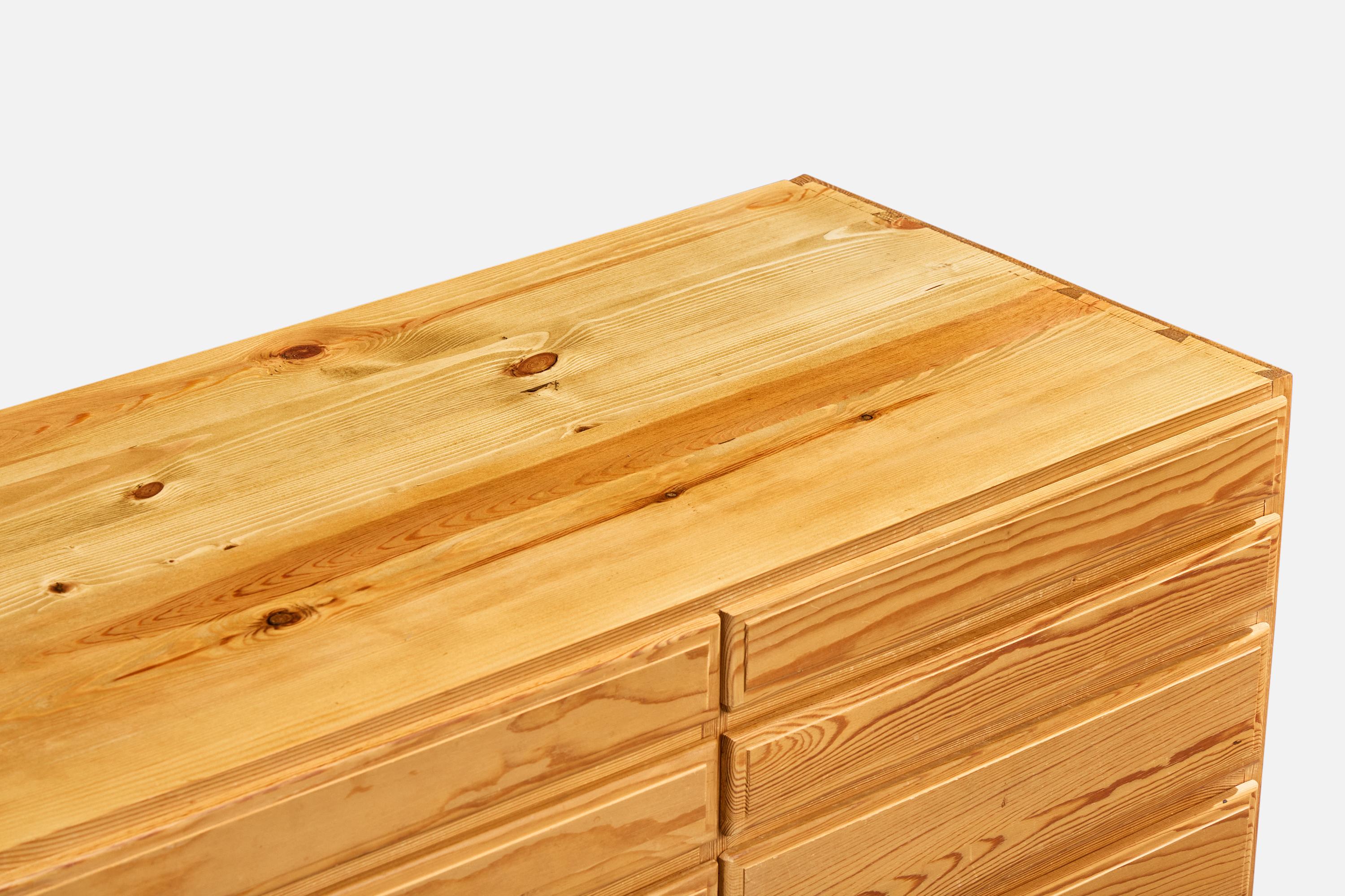 Legno Cassettone di design svedese, Pino, Svezia, anni '70 in vendita