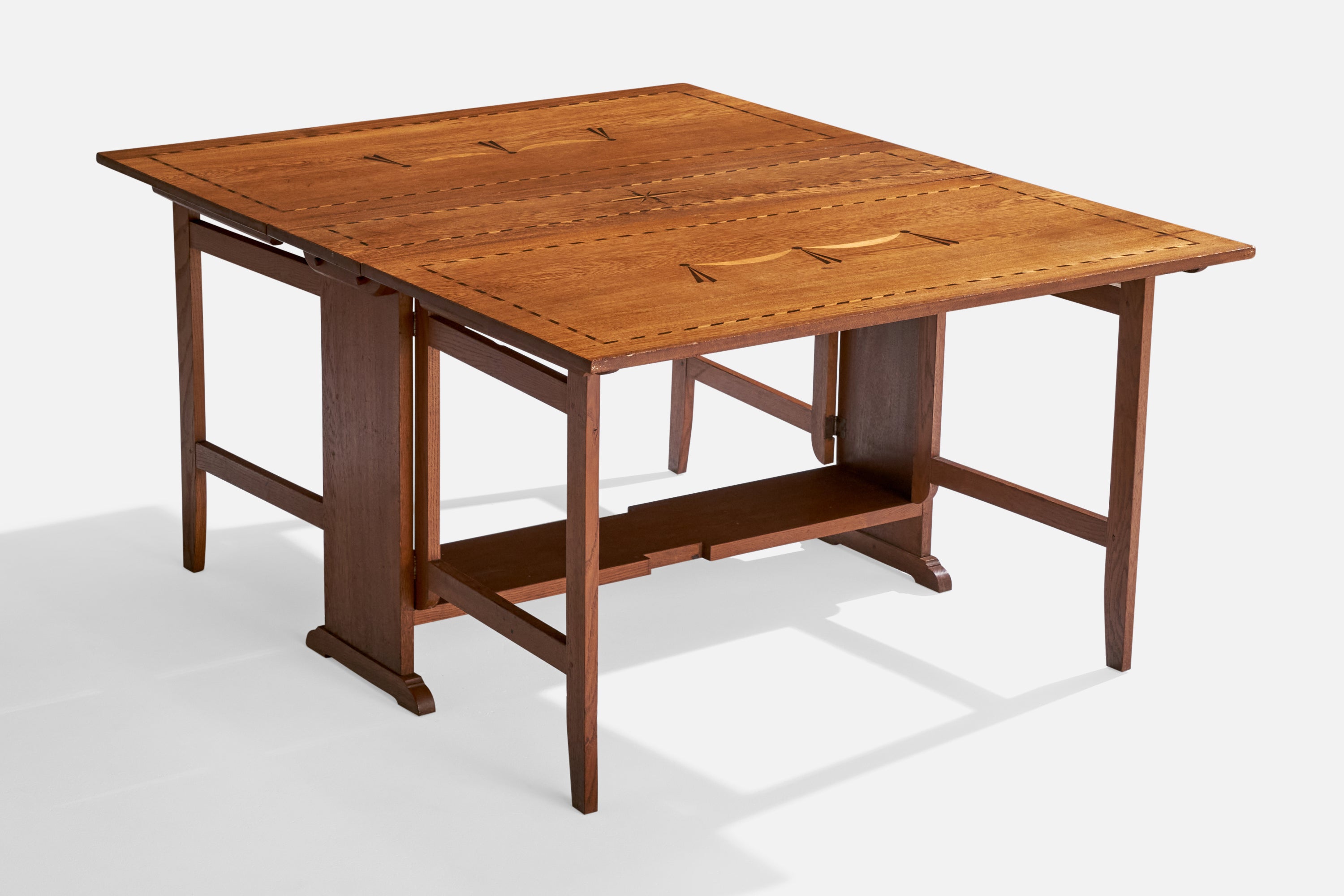 Tavolo da pranzo con ante a ribalta in Oak e intarsi in legno, progettato e prodotto in Svezia, anni '40 circa.

Dimensioni con entrambe le ante estese: 29,75