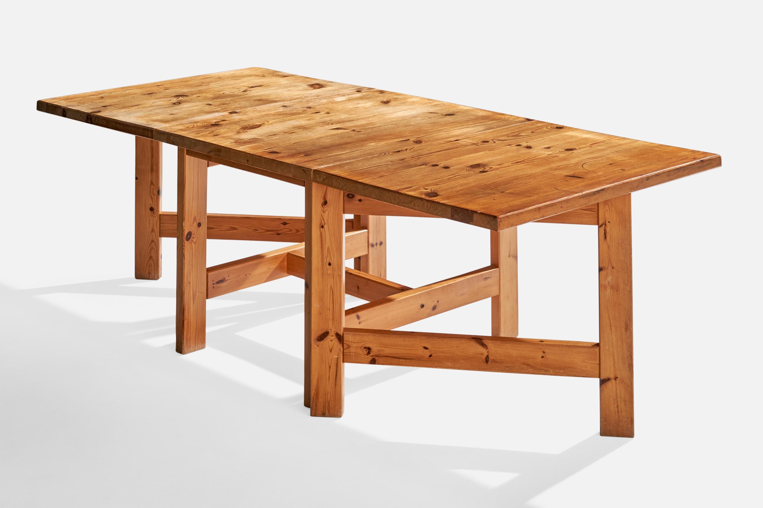 Mesa de comedor de pino diseñada y fabricada en Suecia, c. 1970.

Dimensiones: 29,625