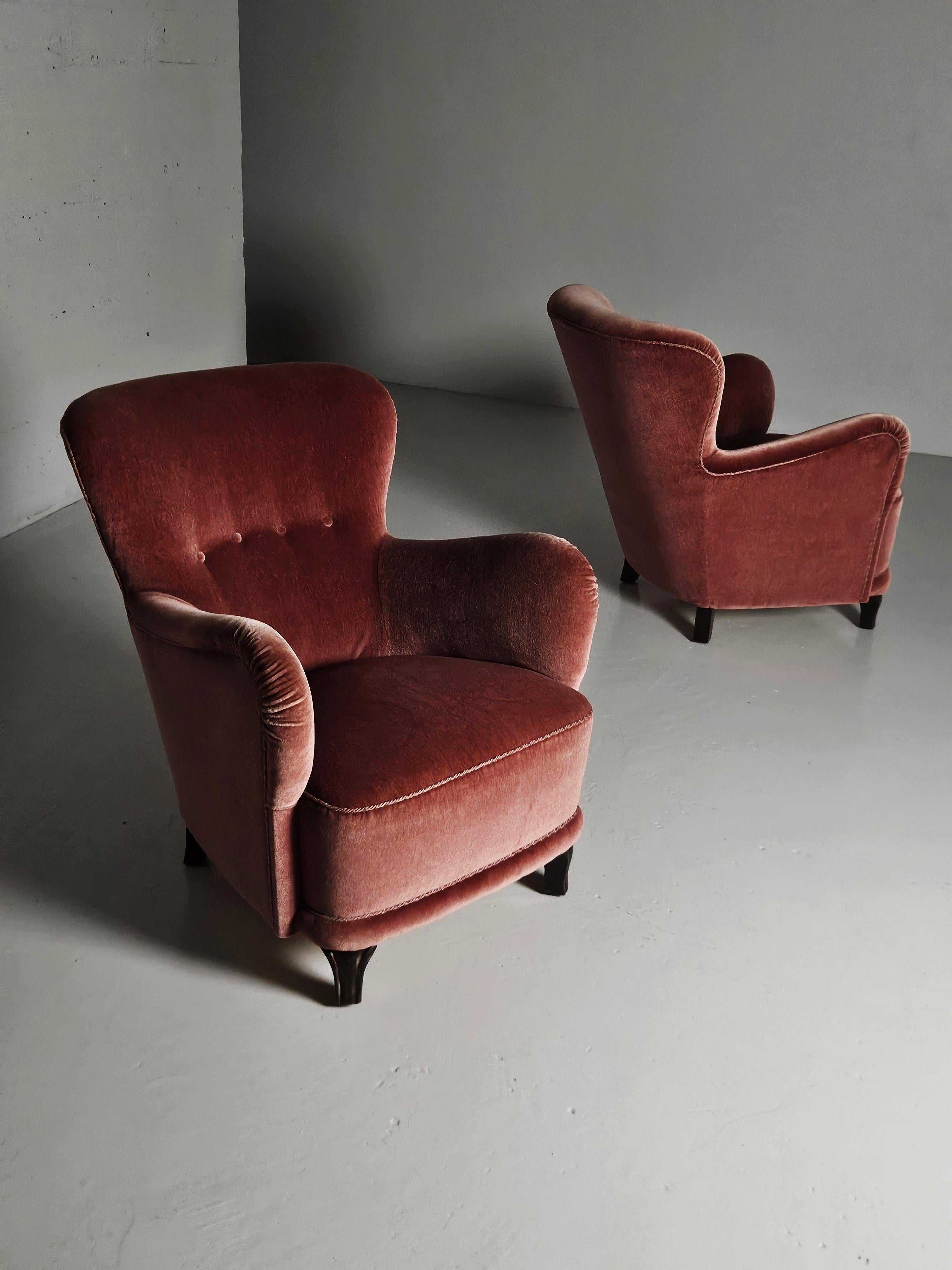 Paire de chaises longues d'un designer et ébéniste suédois inconnu. 

Des proportions généreuses et de beaux détails sur les jambes. 

Tissu d'origine présentant des signes d'utilisation.