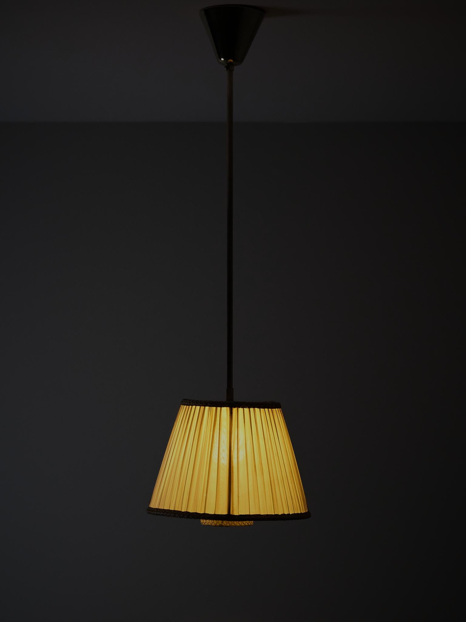 Swedish designer fabric and brass ceiling lamp, 1940s In Good Condition For Sale In Eskilstuna, SE