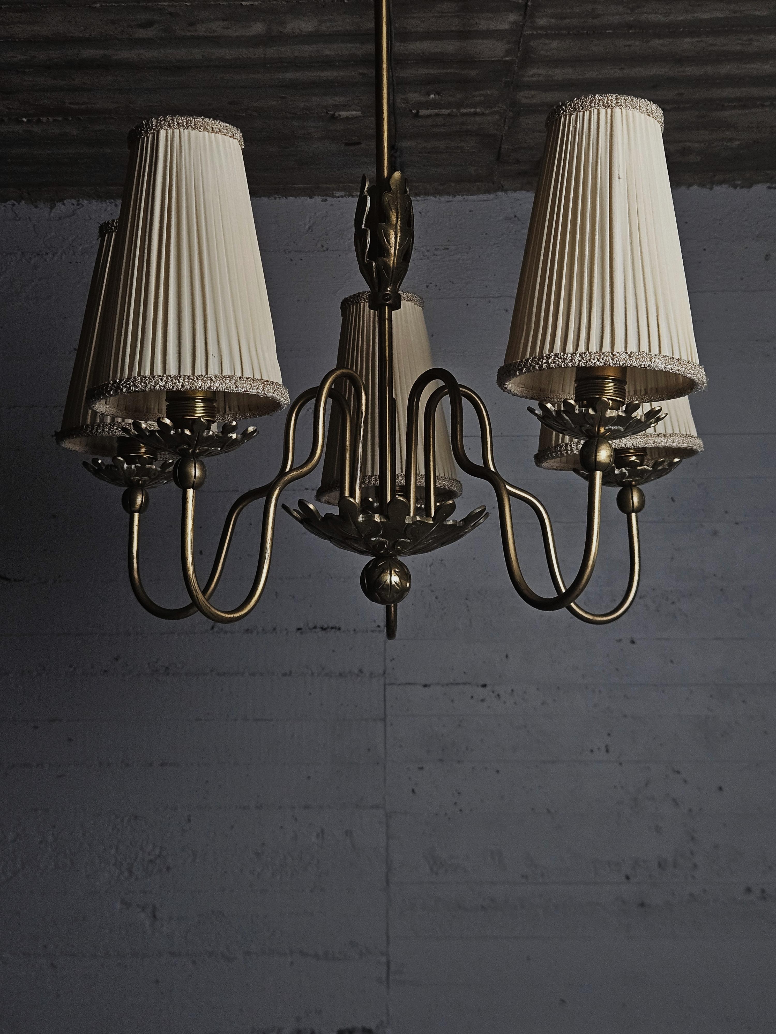 Scandinavo moderno Lampada da soffitto in ottone a cinque braccia di design svedese, anni '30 in vendita