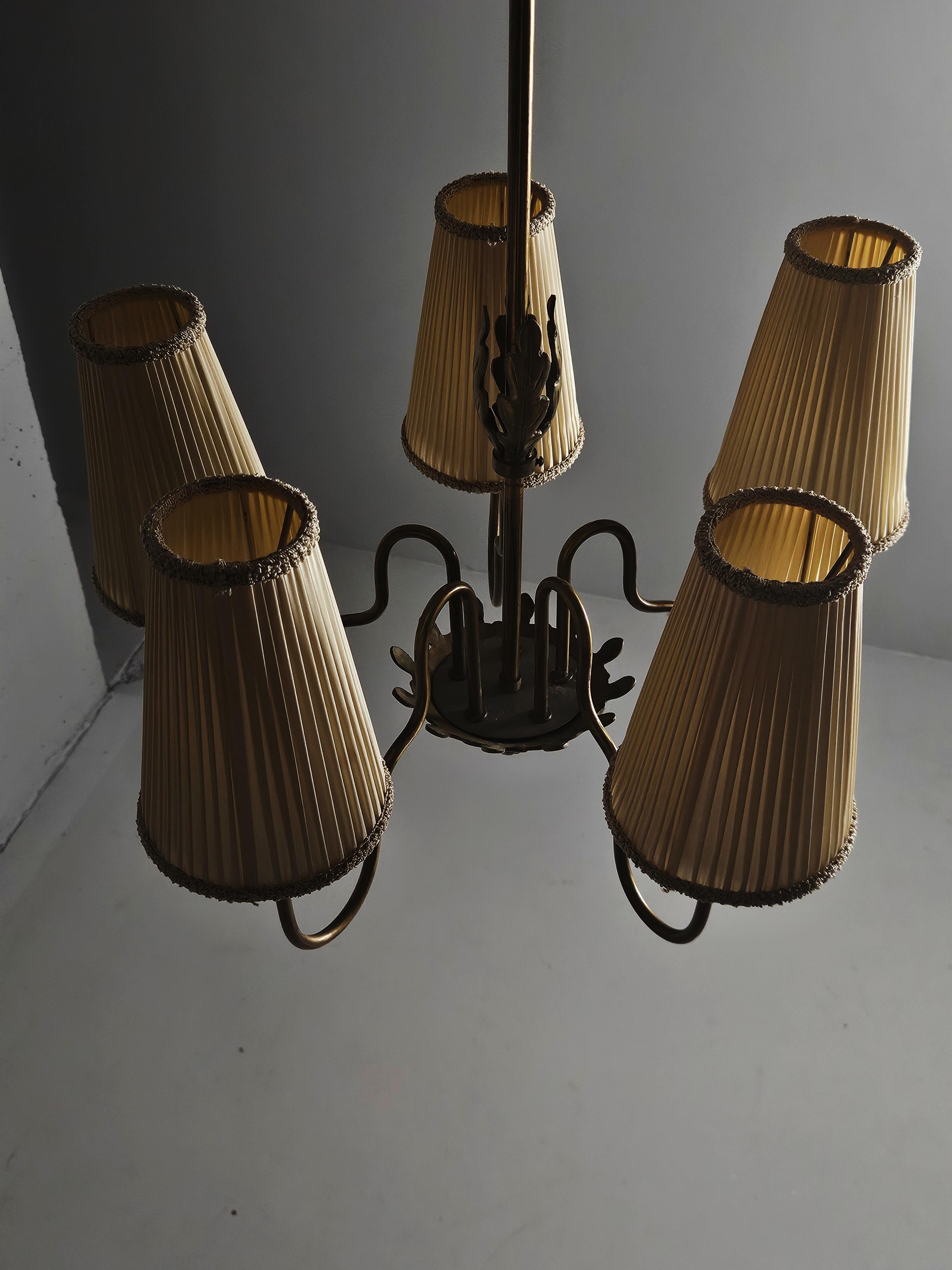 Svedese Lampada da soffitto in ottone a cinque braccia di design svedese, anni '30 in vendita