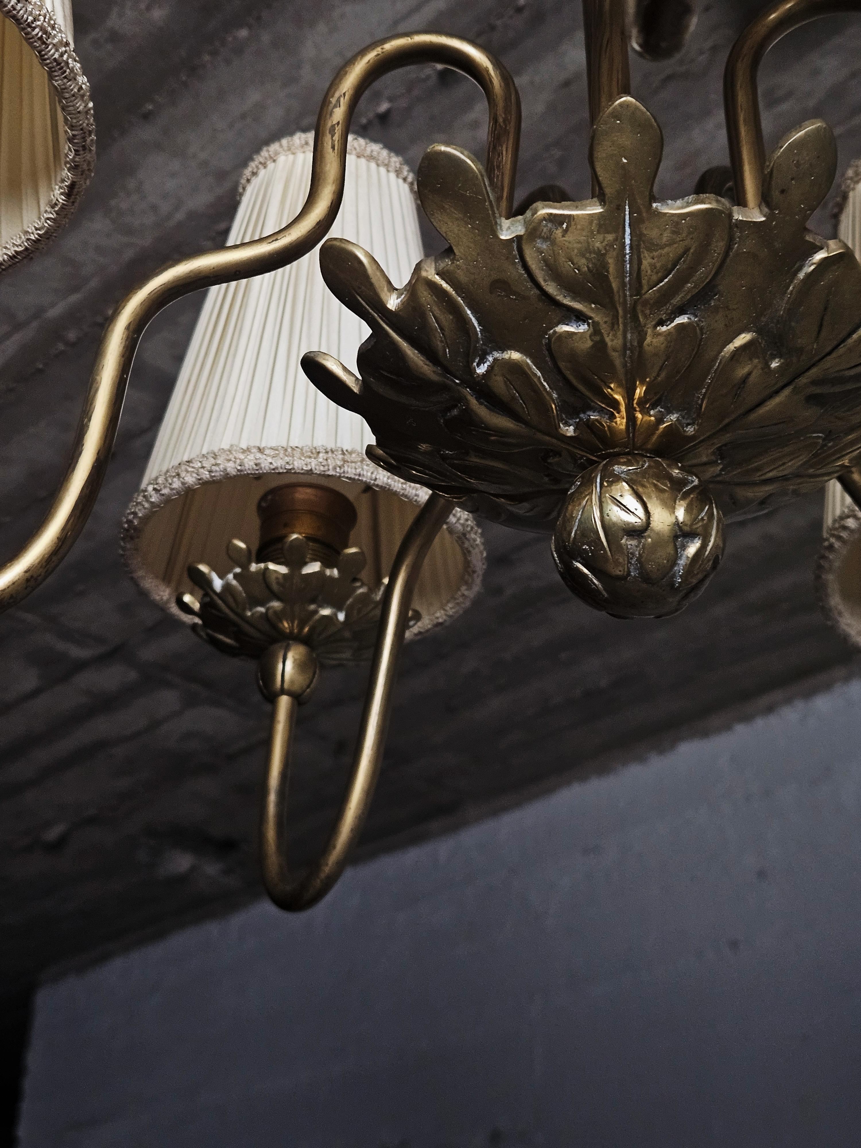 Lampada da soffitto in ottone a cinque braccia di design svedese, anni '30 In condizioni buone in vendita a Eskilstuna, SE