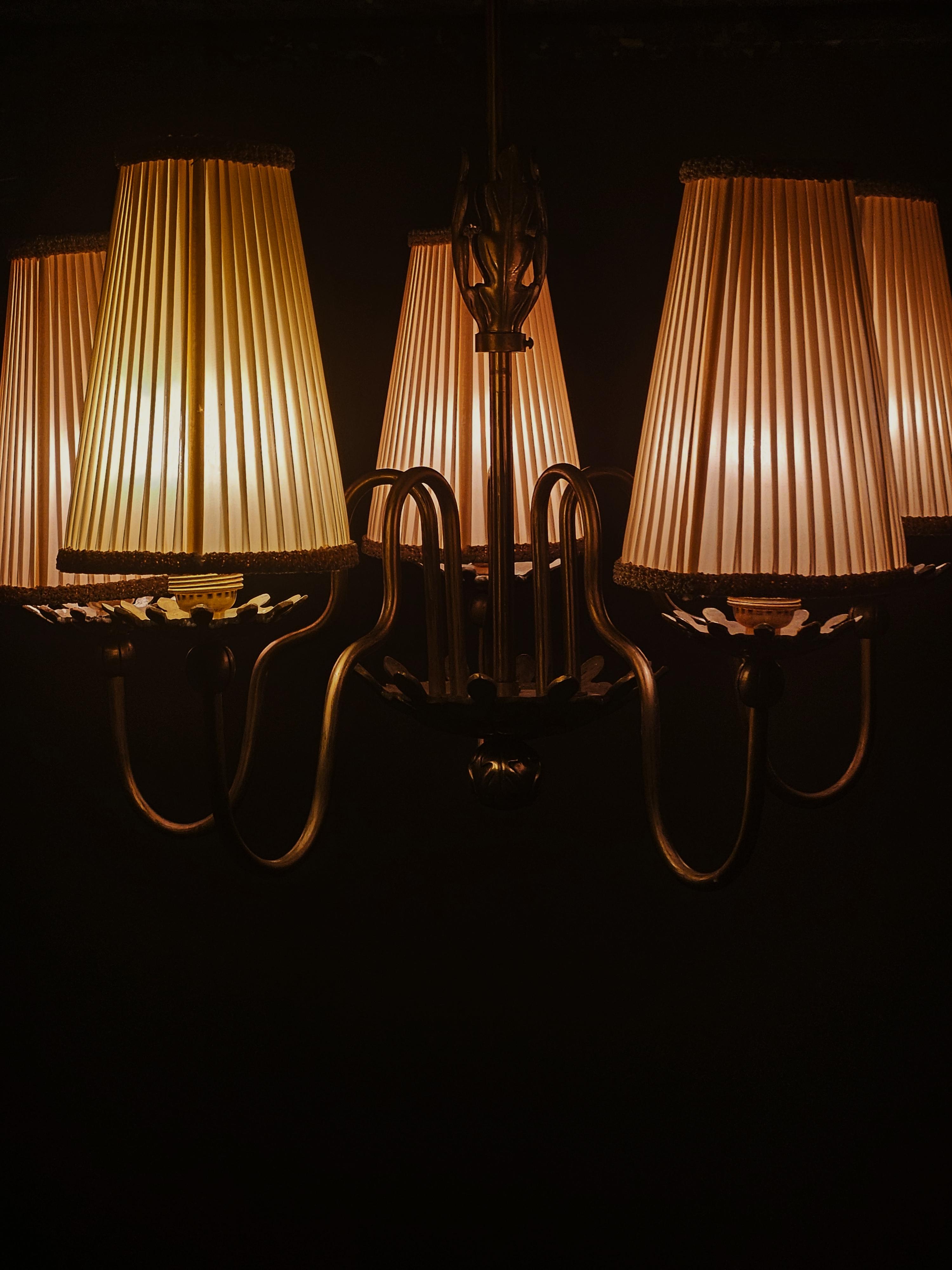 Ottone Lampada da soffitto in ottone a cinque braccia di design svedese, anni '30 in vendita