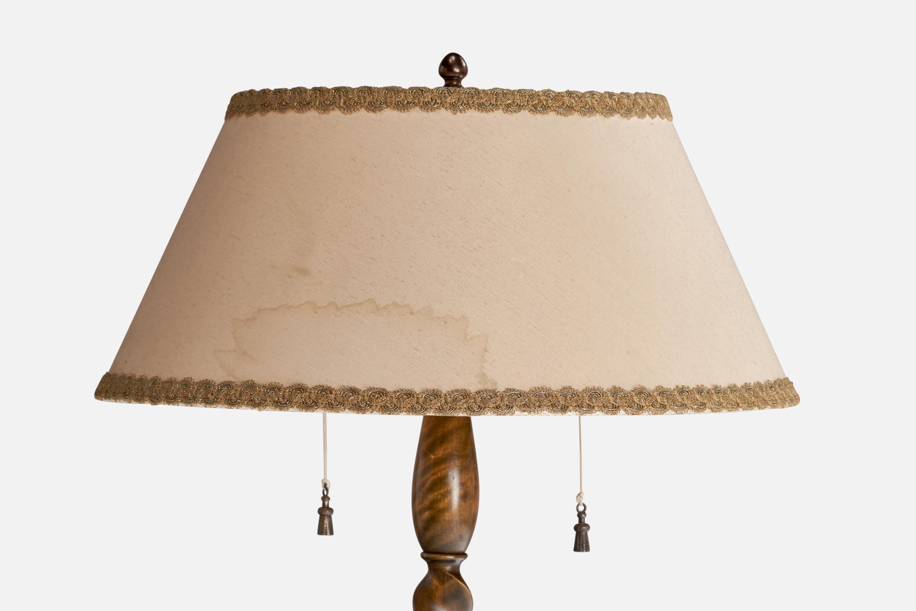 Designer suédois, lampadaire, bouleau, laiton, tissu, Suède, années 1920 État moyen - En vente à High Point, NC