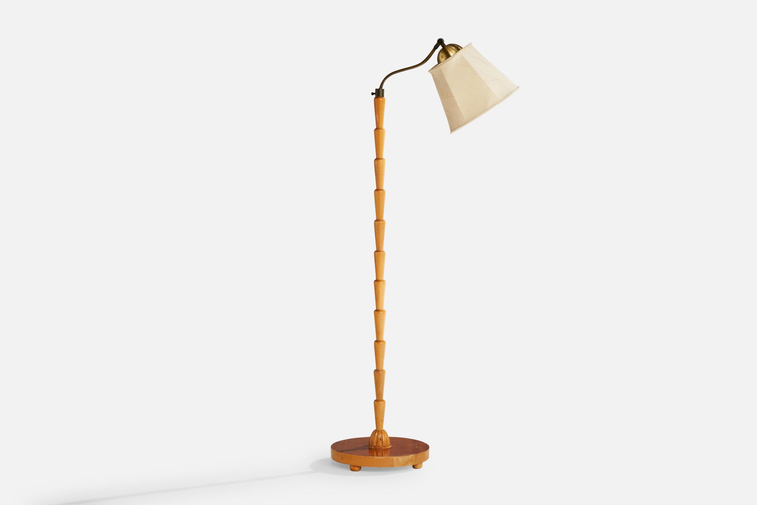 Eine verstellbare Stehlampe aus Birke, Mahagoni-Furnier, Messing und cremefarbenem Stoff, entworfen und hergestellt in Schweden, um 1930.

Abmessungen der Lampe mit Schirm (Zoll): 52,75