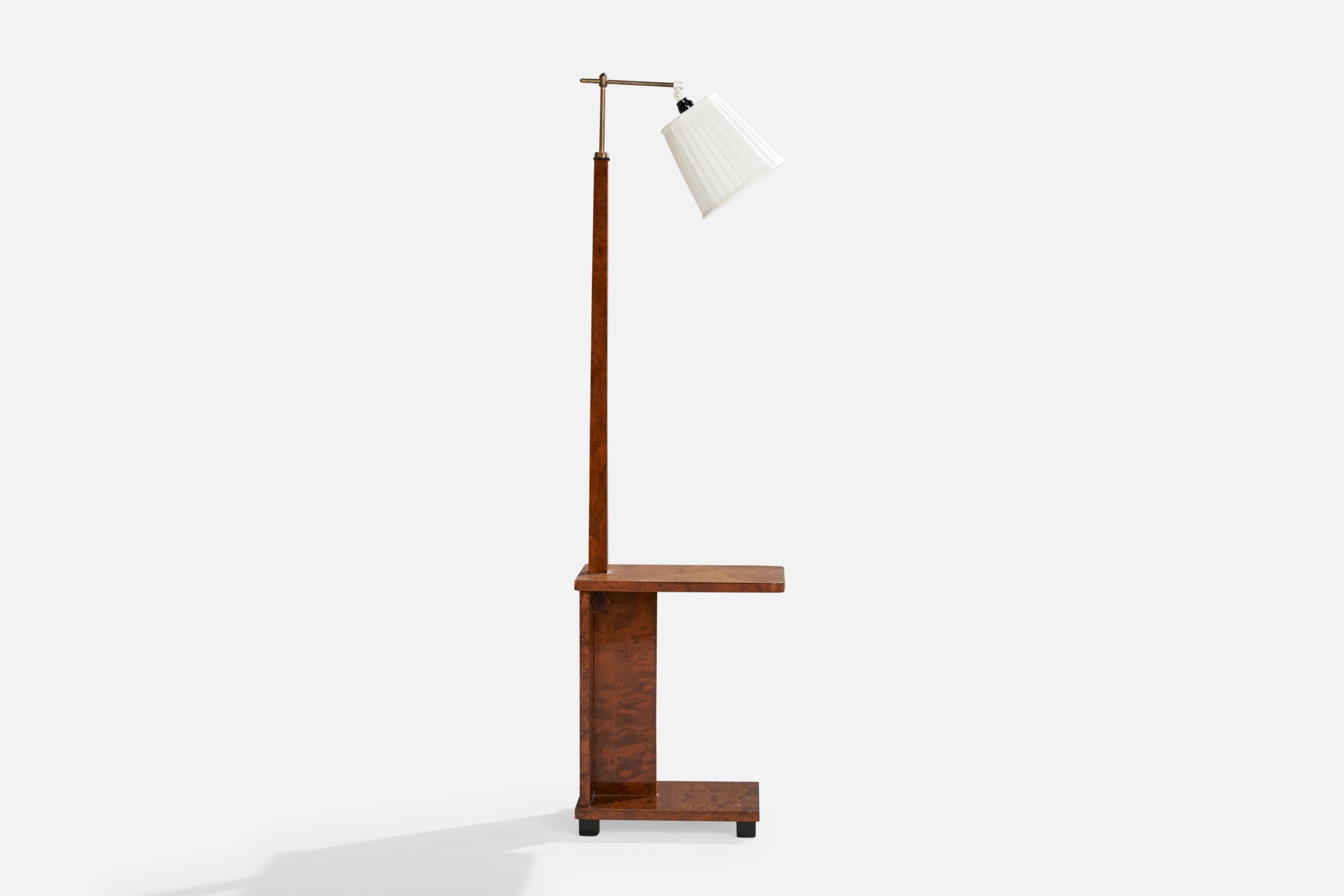 Lampadaire ou table d'appoint réglable en bouleau teinté foncé, laiton, métal laqué blanc et tissu blanc, conçu et produit en Suède, c.C. 1930.

Dimensions de la lampe avec abat-jour (pouces) : 60.875
