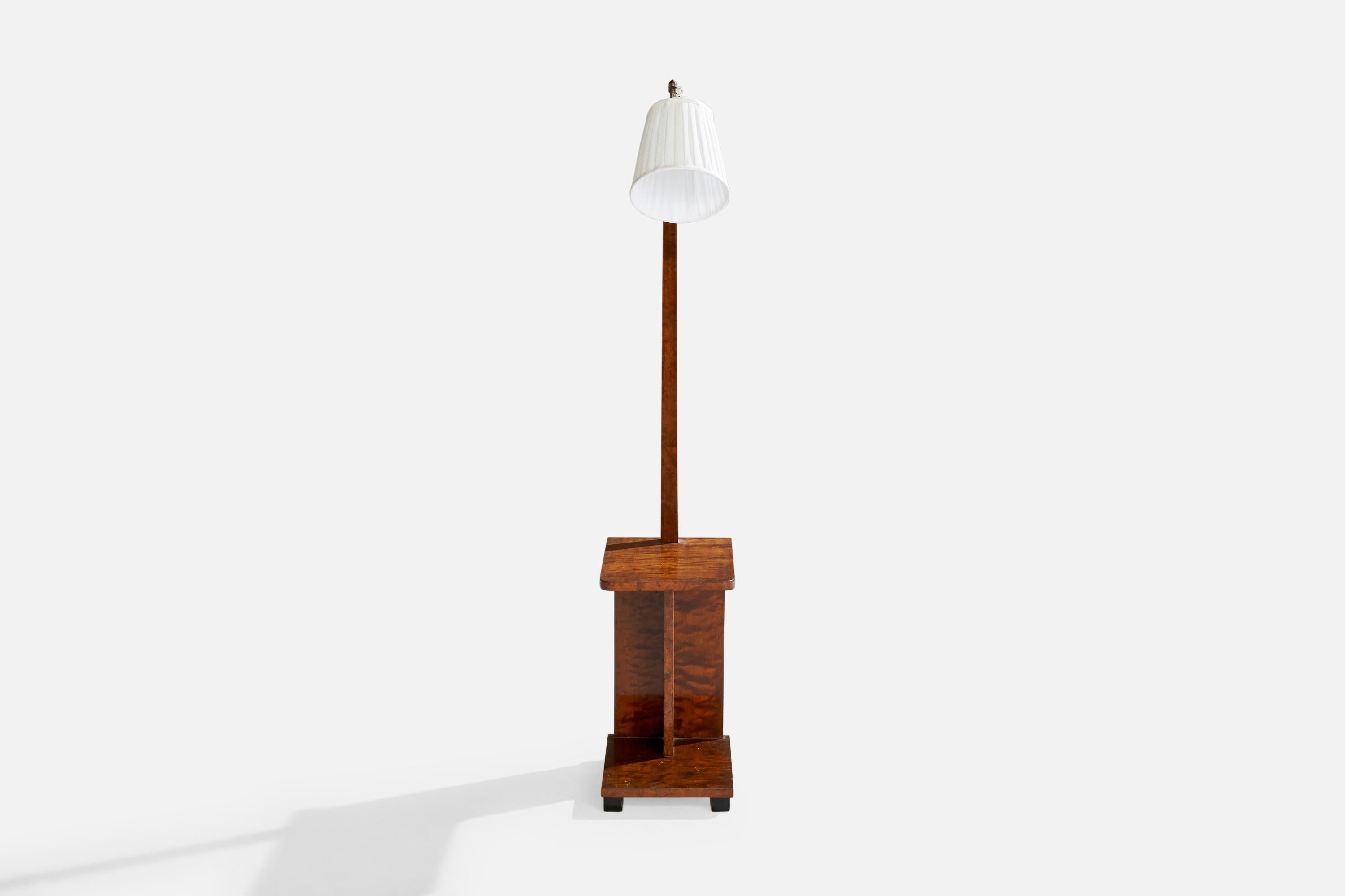 Designer suédois, lampadaire, bouleau, laiton, tissu, Suède, années 1930 Bon état - En vente à High Point, NC