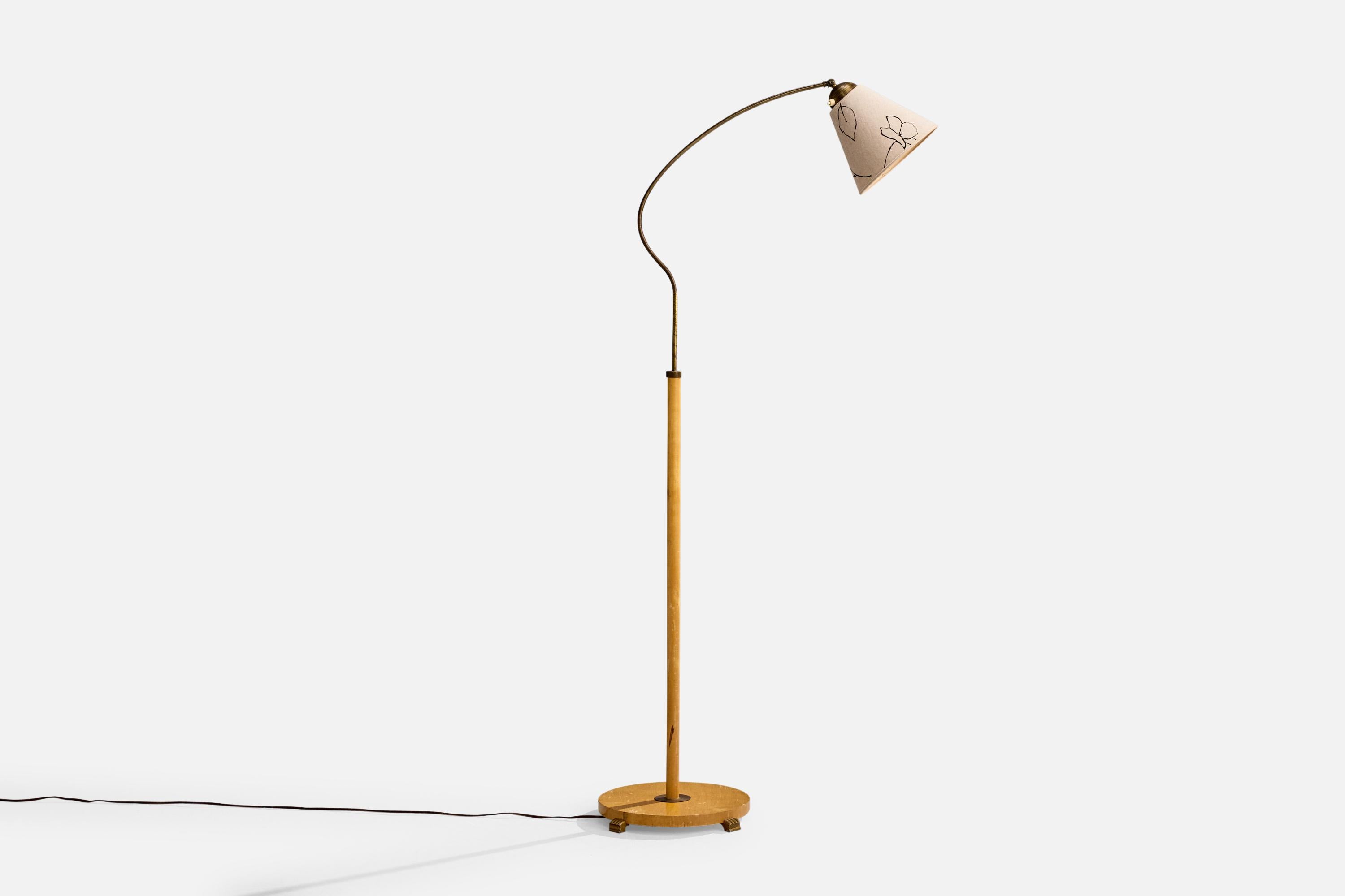 Stehlampe aus Messing, Birke und beigem Stoff, entworfen und hergestellt in Schweden, ca. 1940er Jahre.

Abmessungen der Lampe mit Schirm (Zoll): 62,3 