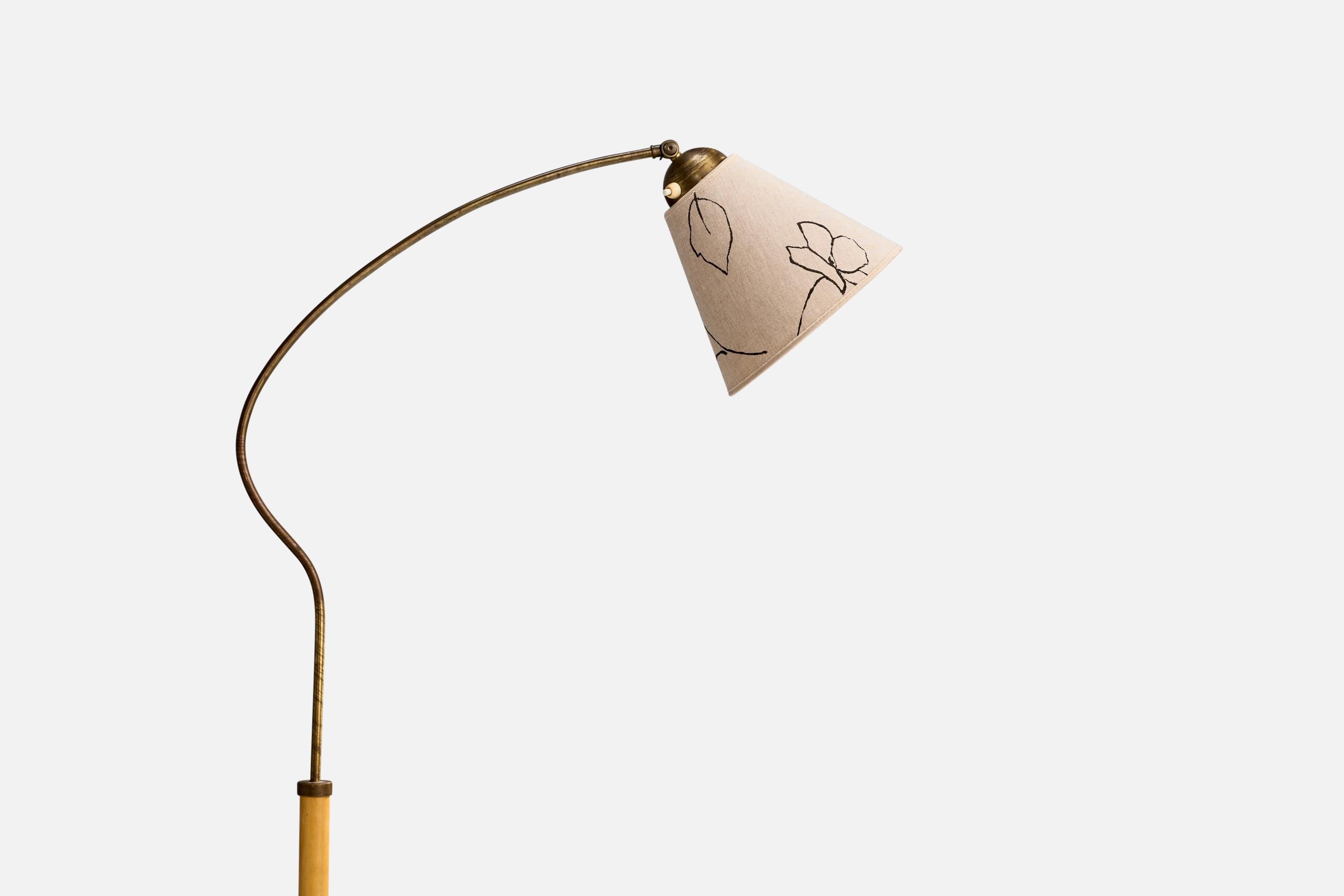 Schwedische Designerin, Stehlampe, Birke, Messing, Stoff, Schweden, 1940er Jahre (Skandinavische Moderne) im Angebot
