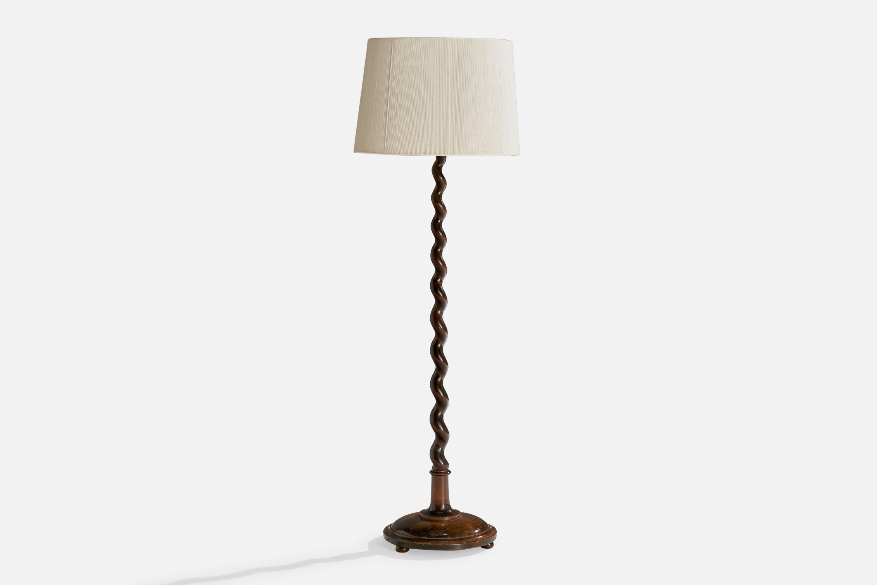 Abat-jour en bouleau teinté foncé et corde en tissu, conçu et produit en Suède, vers les années 1920.

Dimensions de la lampe (pouces) : 64.5