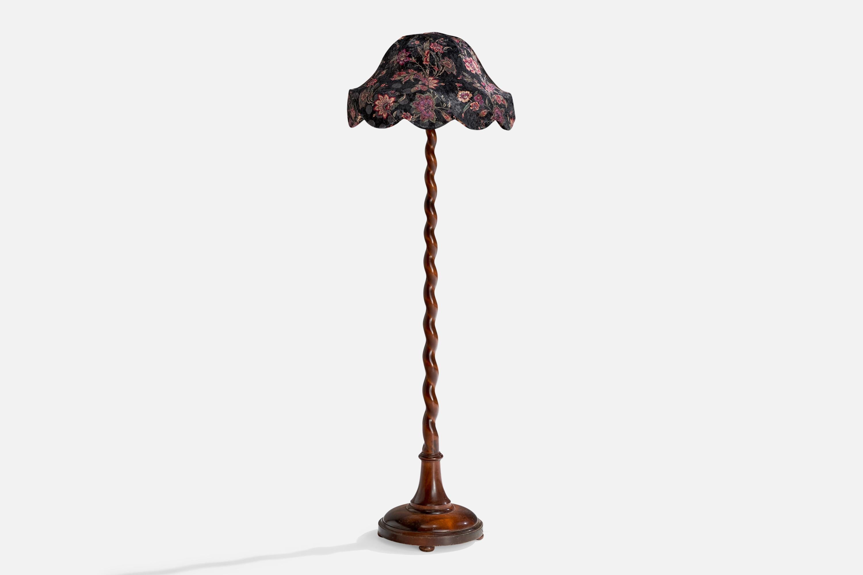 Lampadaire en bouleau teinté foncé et tissu, conçu et produit en Suède, c.C. 1920.

Dimensions de la lampe avec abat-jour (pouces) : 65.5