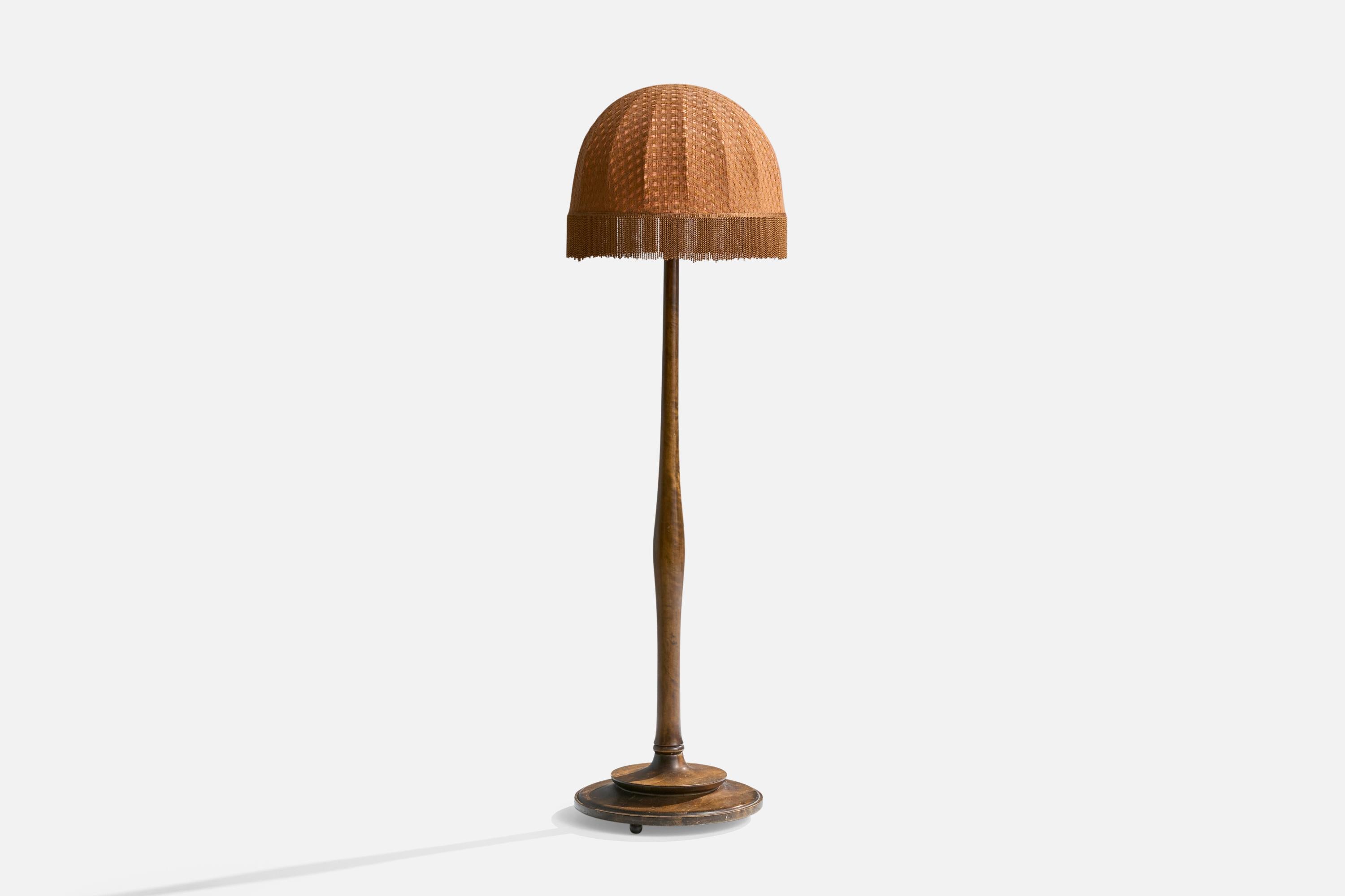 Lampadaire en bouleau teinté et tissu tissé, conçu et produit en Suède, vers les années 1920.

Usure spectaculaire du bois, abat-jour vintage en bon état.

Dimensions de la lampe avec abat-jour (pouces) : 59