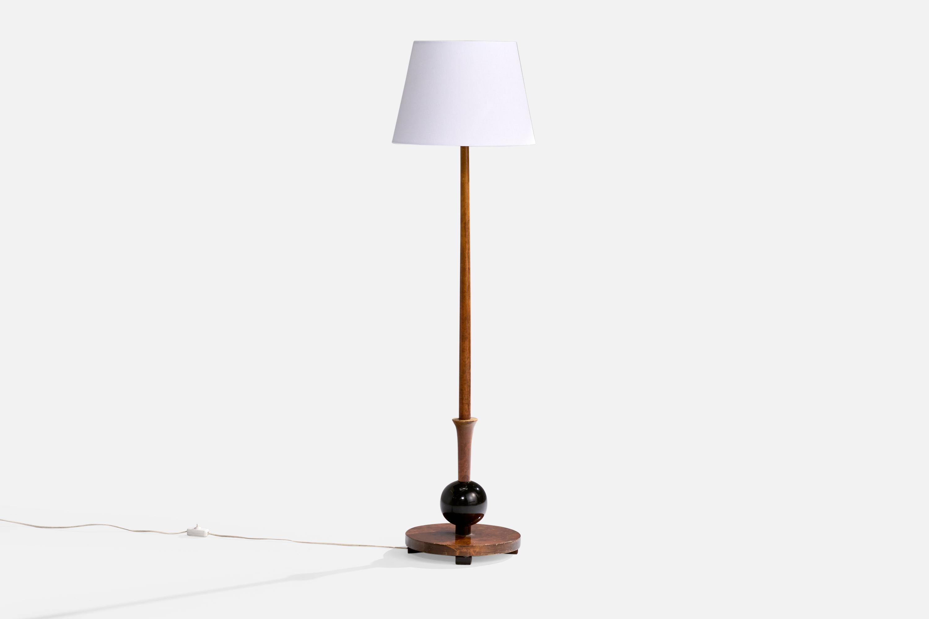 Lampadaire en bouleau, bois laqué noir et tissu blanc, conçu et produit en Suède, vers les années 1930.

Oxydation modérée et rayures sur le col en laiton. Abat-jour neuf.

Dimensions de la lampe avec abat-jour (pouces) : 59