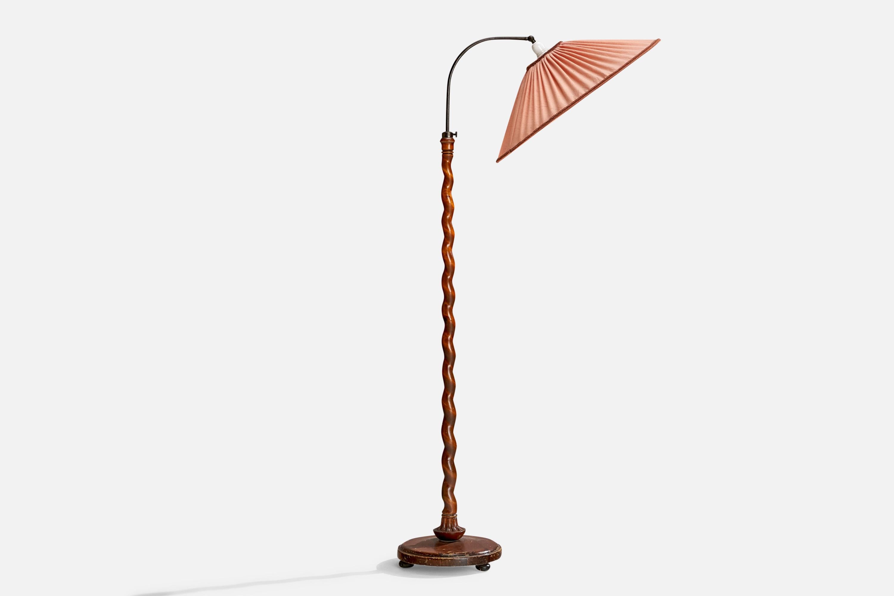 Lampada da terra in betulla tinta scura, metallo e tessuto rosa, progettata e prodotta in Svezia, anni '30. 

Dimensioni della lampada con paralume (pollici): 23,125