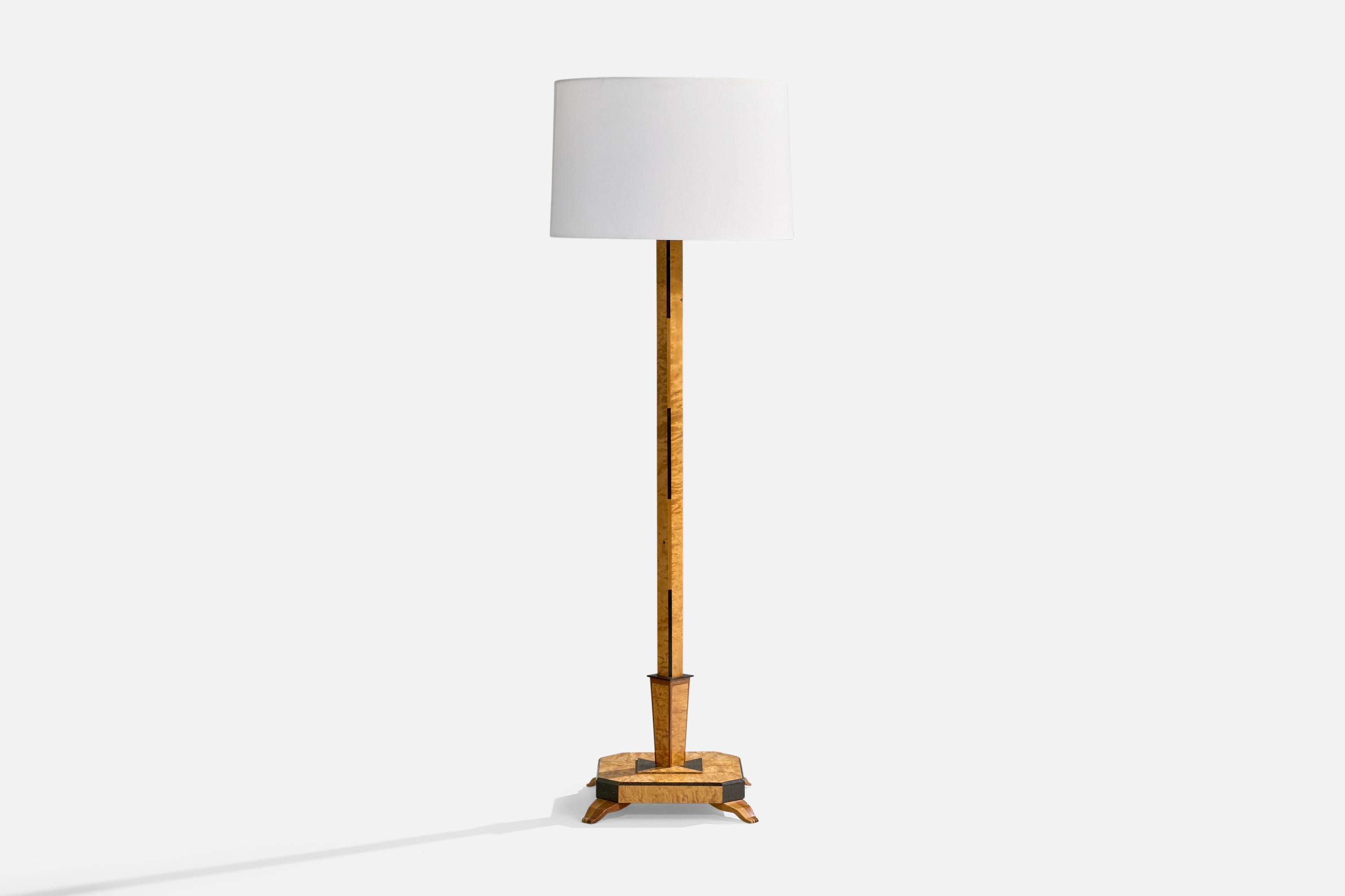 Lampada da terra in betulla, metallo e tessuto bianco con intarsi in legno progettata e prodotta in Svezia, anni '30 circa.

Dimensioni della lampada con paralume (pollici): 66,5