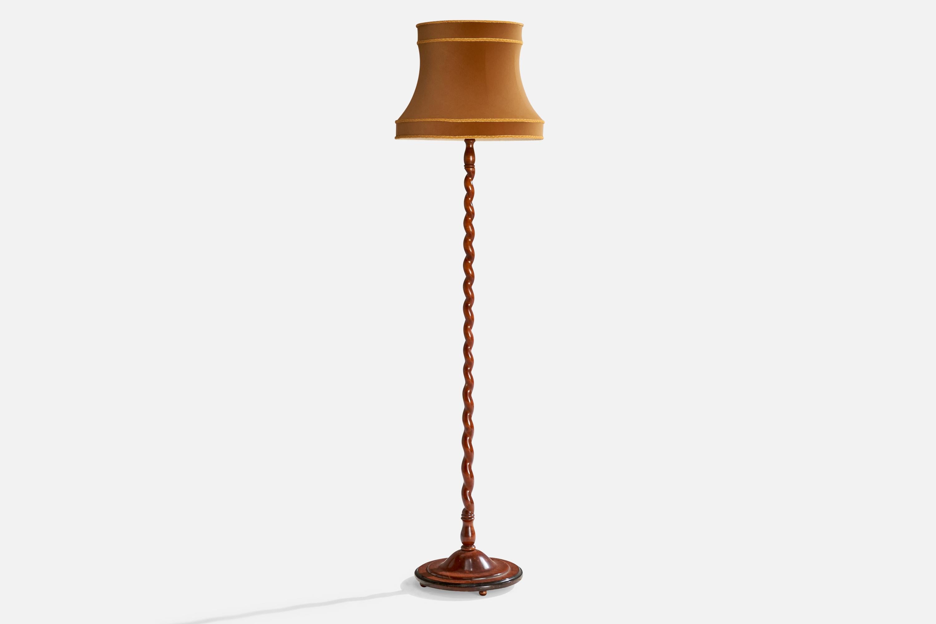 Lampadaire en bouleau teinté et velours orange conçu et produit en Suède, c. années 1920.

Abat-jour récupéré à un moment donné de l'histoire, en bon état.

Dimensions de la lampe (pouces) : 61.5