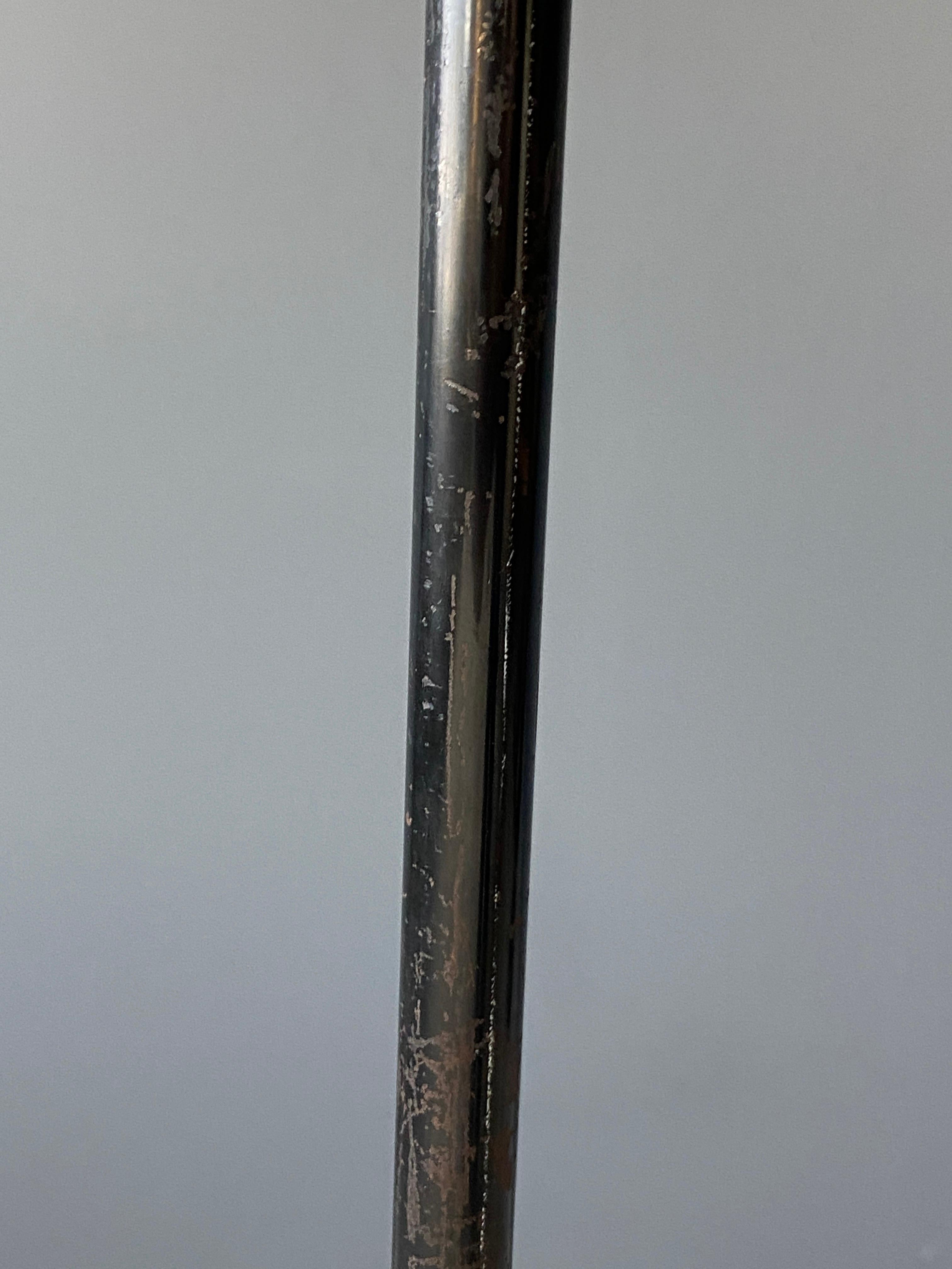 Designer suédois, lampadaire, acier tubulaire peint en noir, bronze, Suède, années 1940 État moyen - En vente à High Point, NC