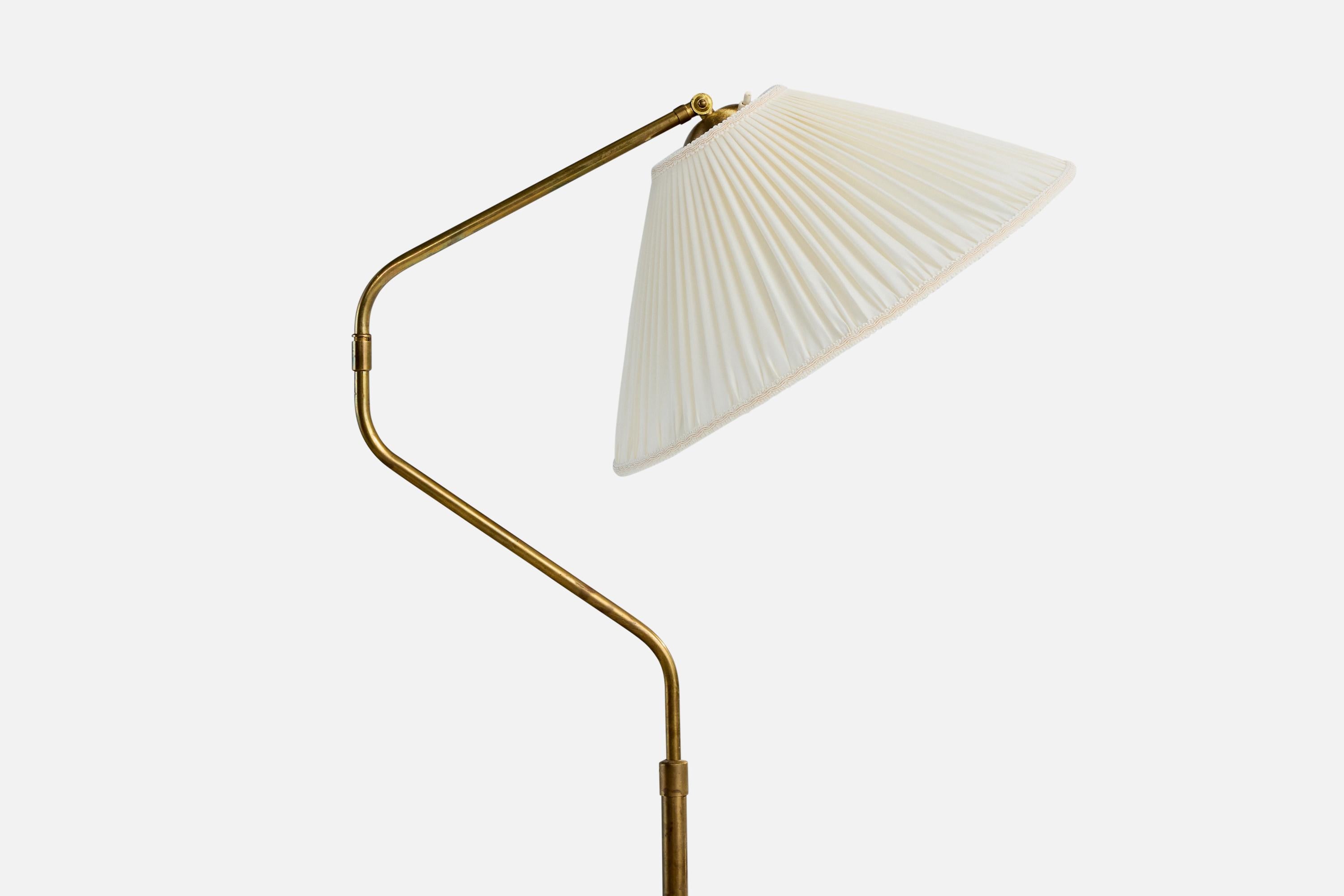 Eine verstellbare Stehlampe aus Messing, Ulme und cremefarbenem Stoff, entworfen und hergestellt in Schweden, um 1930.

Leichte Kratzer auf dem Holz vorhanden. 

Brandneuer Lampenschirm.

Oxidation auf Messing vorhanden

Abnutzung entsprechend dem