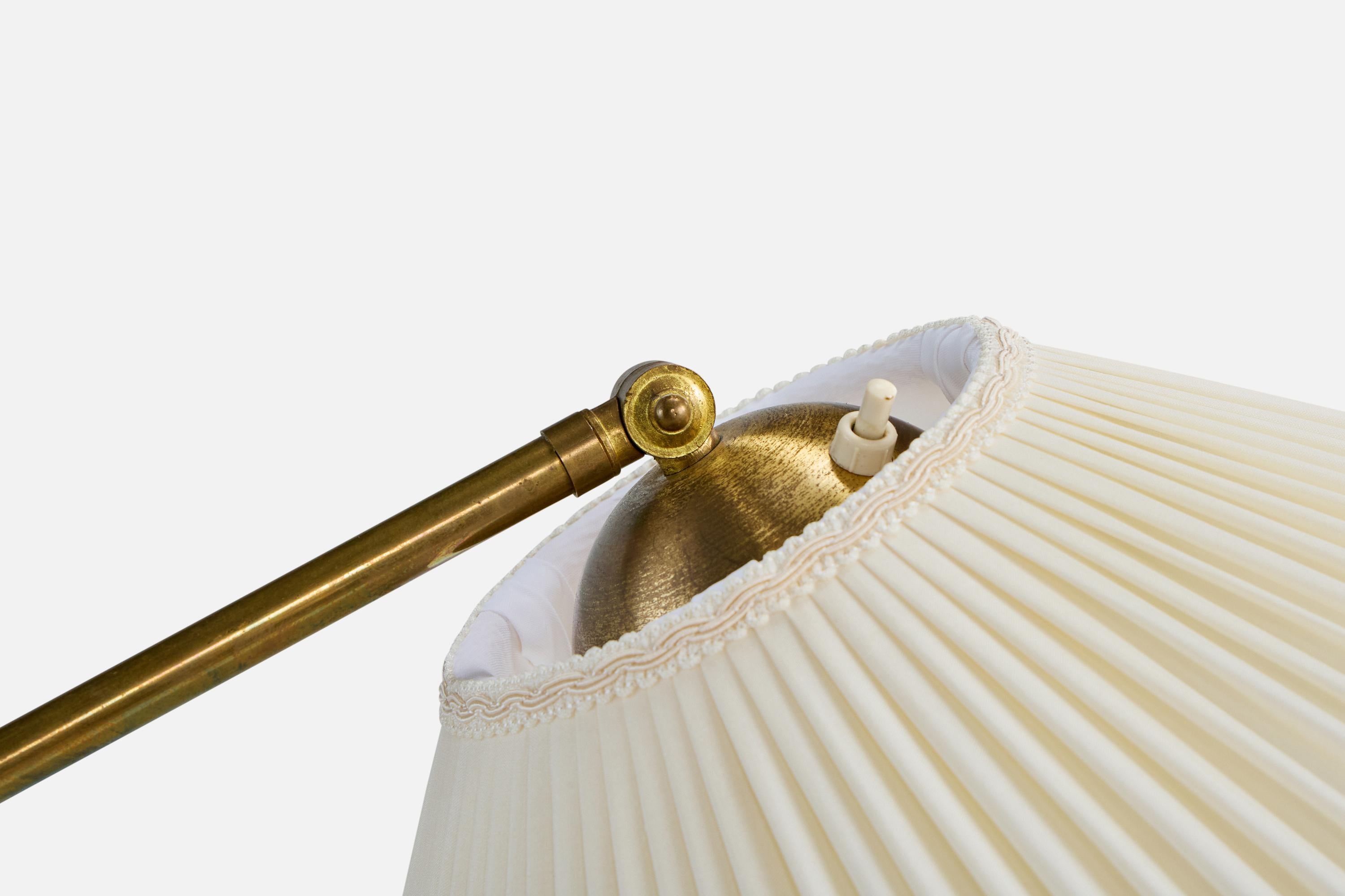 Schwedische Designerin, Stehlampe, Messing, Ulme, Stoff, Schweden, 1930er Jahre (Mitte des 20. Jahrhunderts) im Angebot