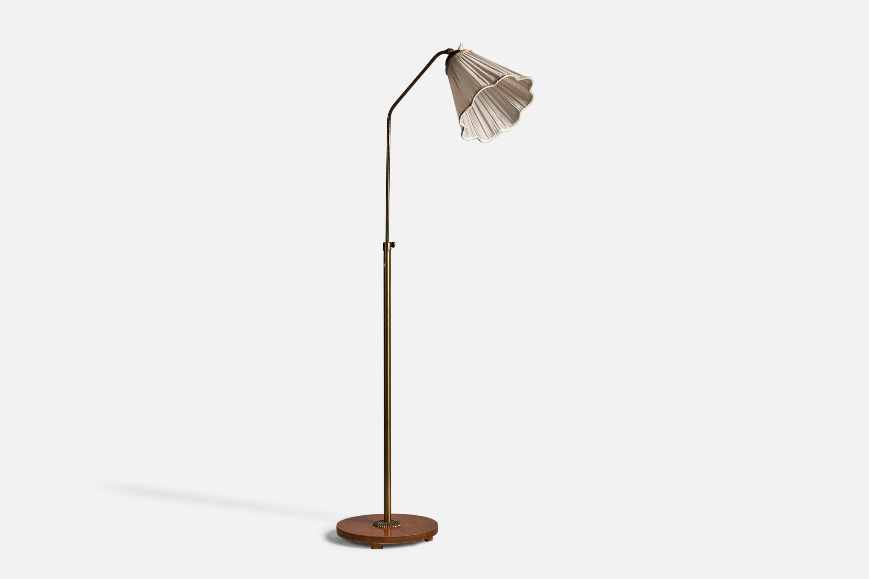 A brass, elm, and beige fabric floor lamp, designed and produced in Sweden, 1940s.

Overall Dimensions (inches): 57.5