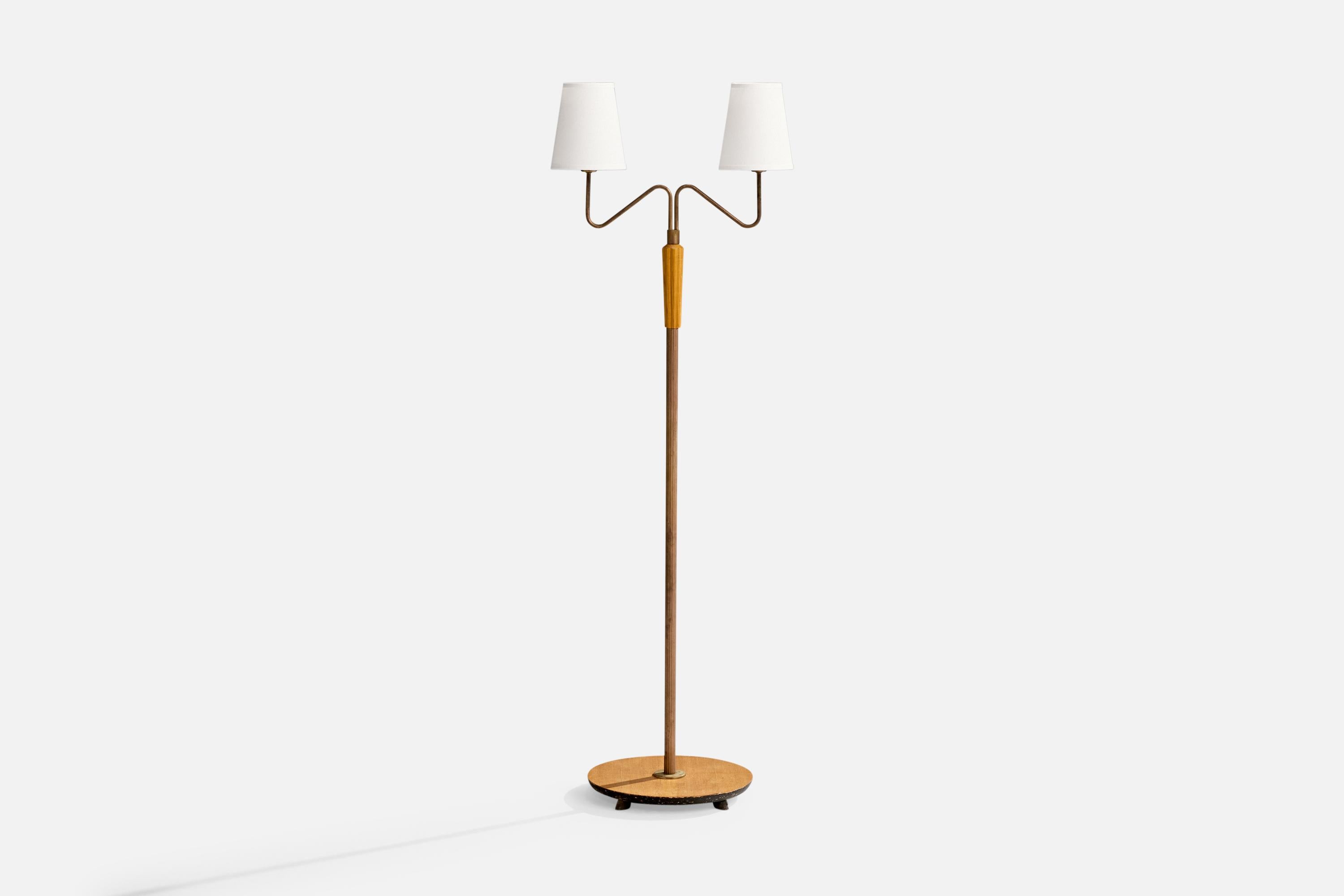 Eine Stehlampe aus Messing, Ulme und weißem Stoff, entworfen und hergestellt in Schweden, um 1940.

Abmessungen der Lampe mit Schirm (Zoll): 60.0 