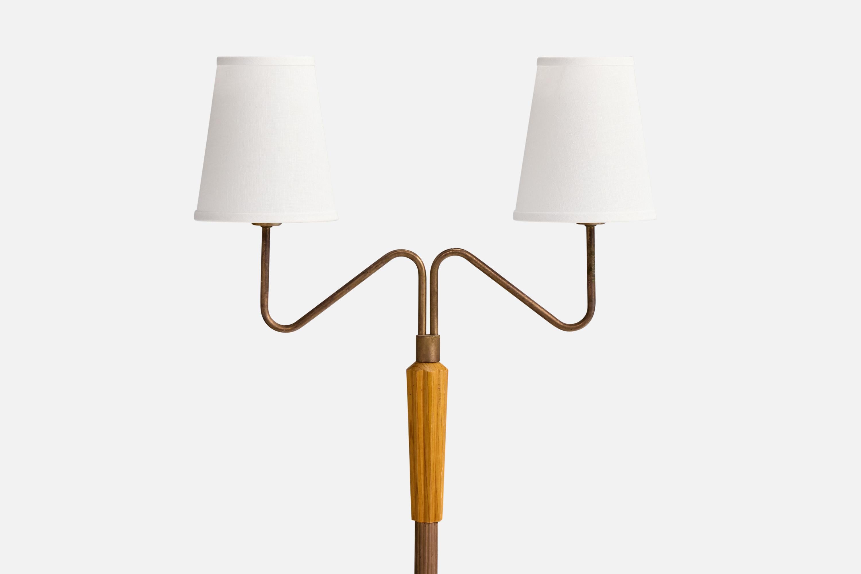Schwedische Designerin, Stehlampe, Messing, Ulme, Stoff, Schweden, 1940er Jahre (Skandinavische Moderne) im Angebot