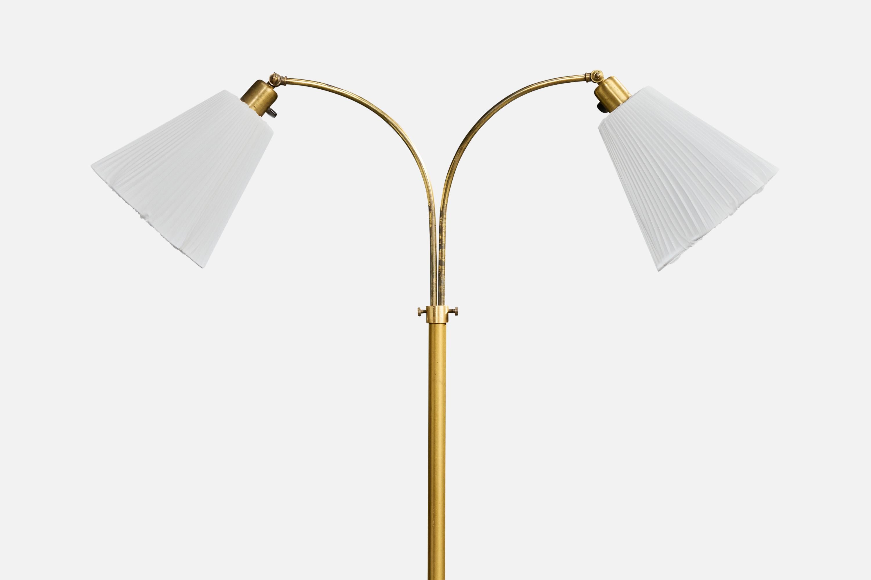 Mid-Century Modern Designer suédois, lampadaire, laiton, orme, tissu, Suède, années 1940 en vente