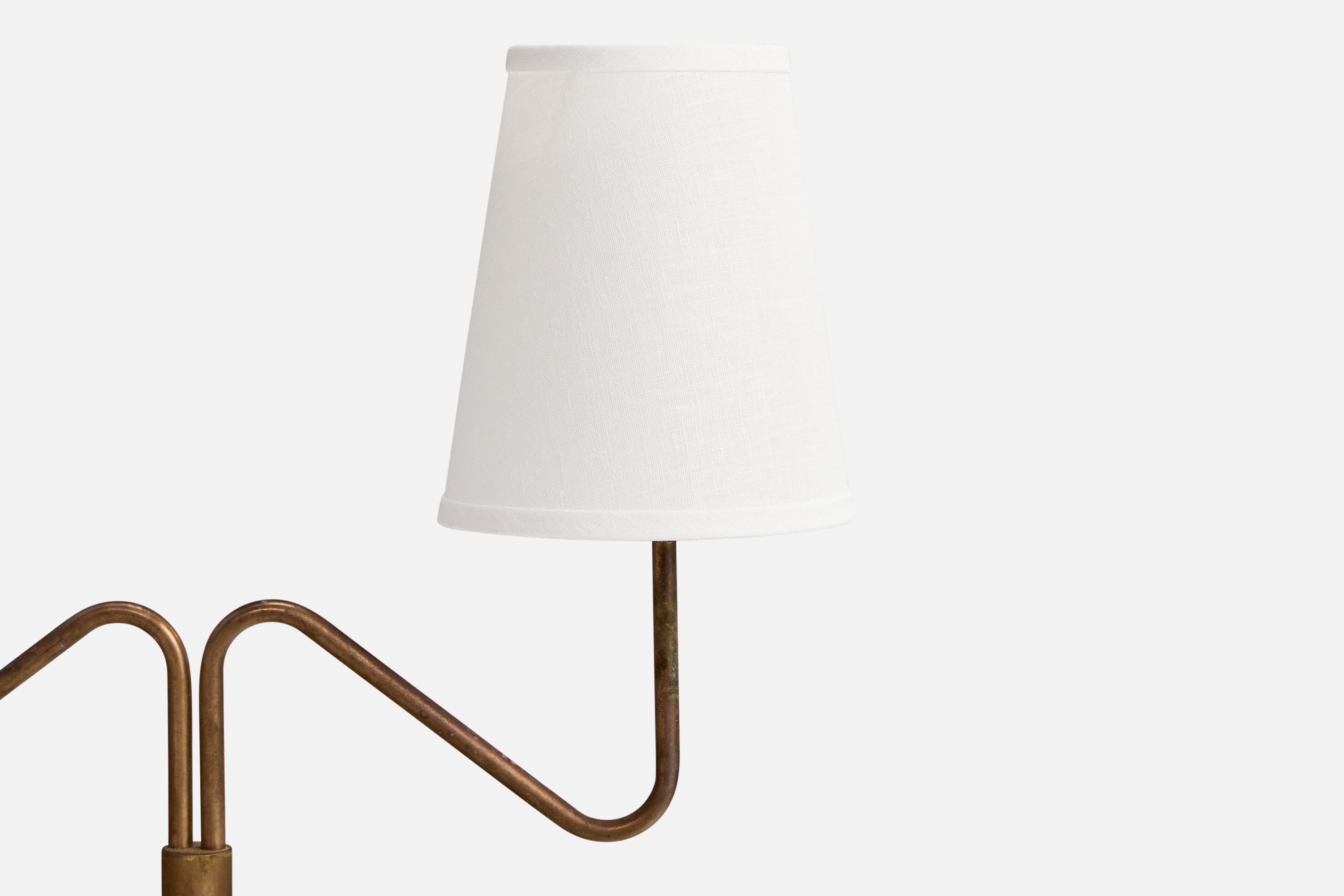 Schwedische Designerin, Stehlampe, Messing, Ulme, Stoff, Schweden, 1940er Jahre im Zustand „Gut“ im Angebot in High Point, NC