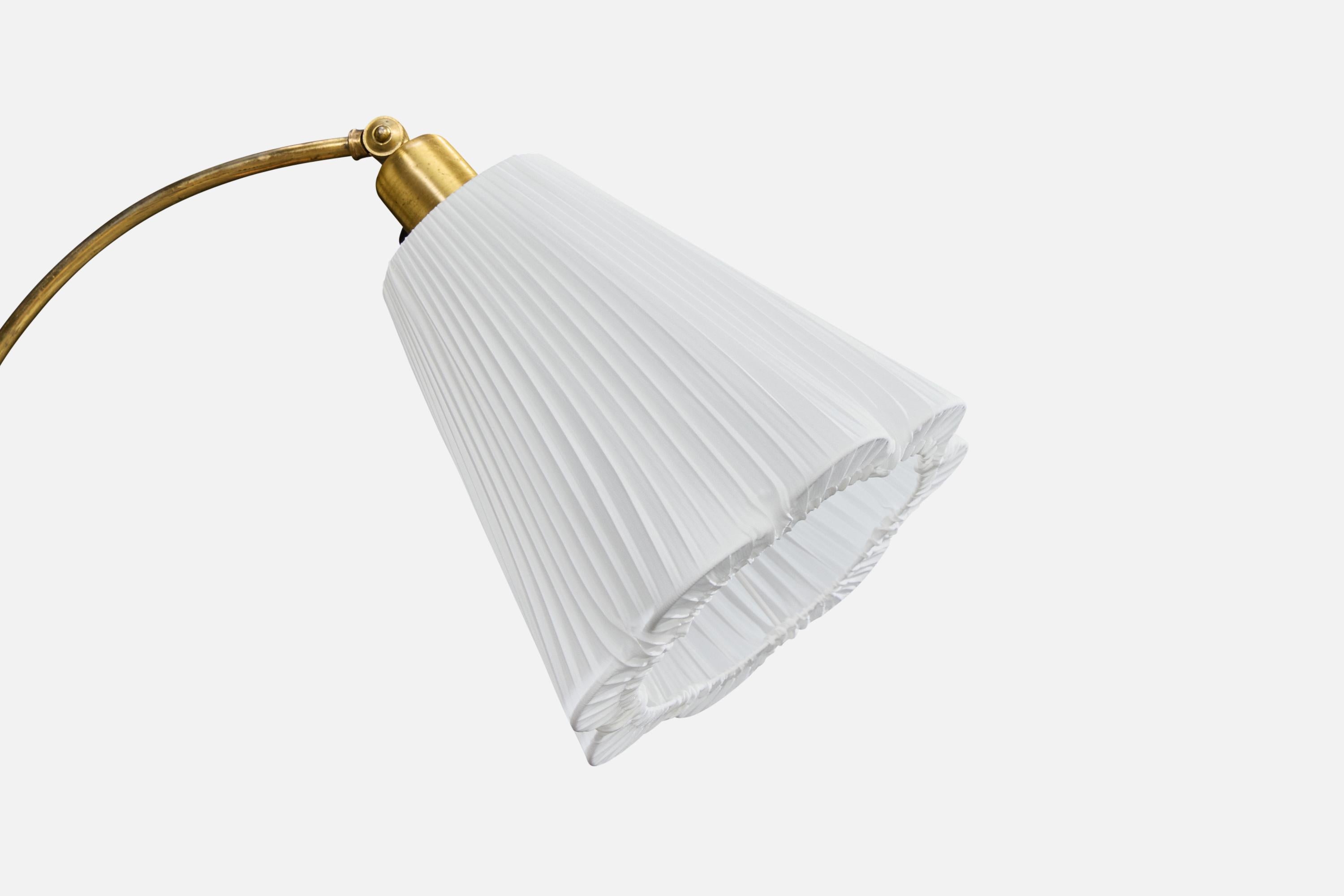 Suédois Designer suédois, lampadaire, laiton, orme, tissu, Suède, années 1940 en vente