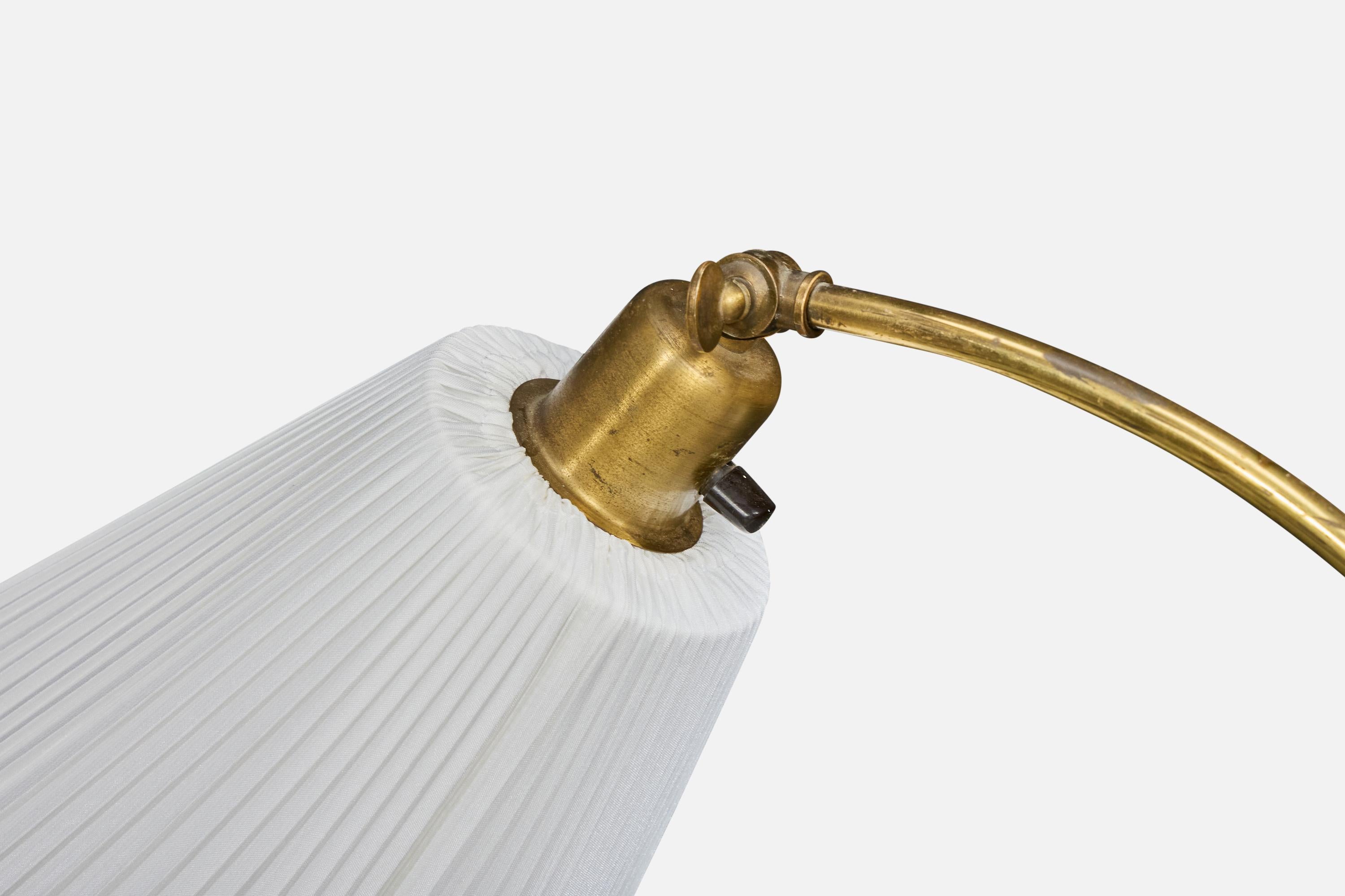 Designer suédois, lampadaire, laiton, orme, tissu, Suède, années 1940 Bon état - En vente à High Point, NC