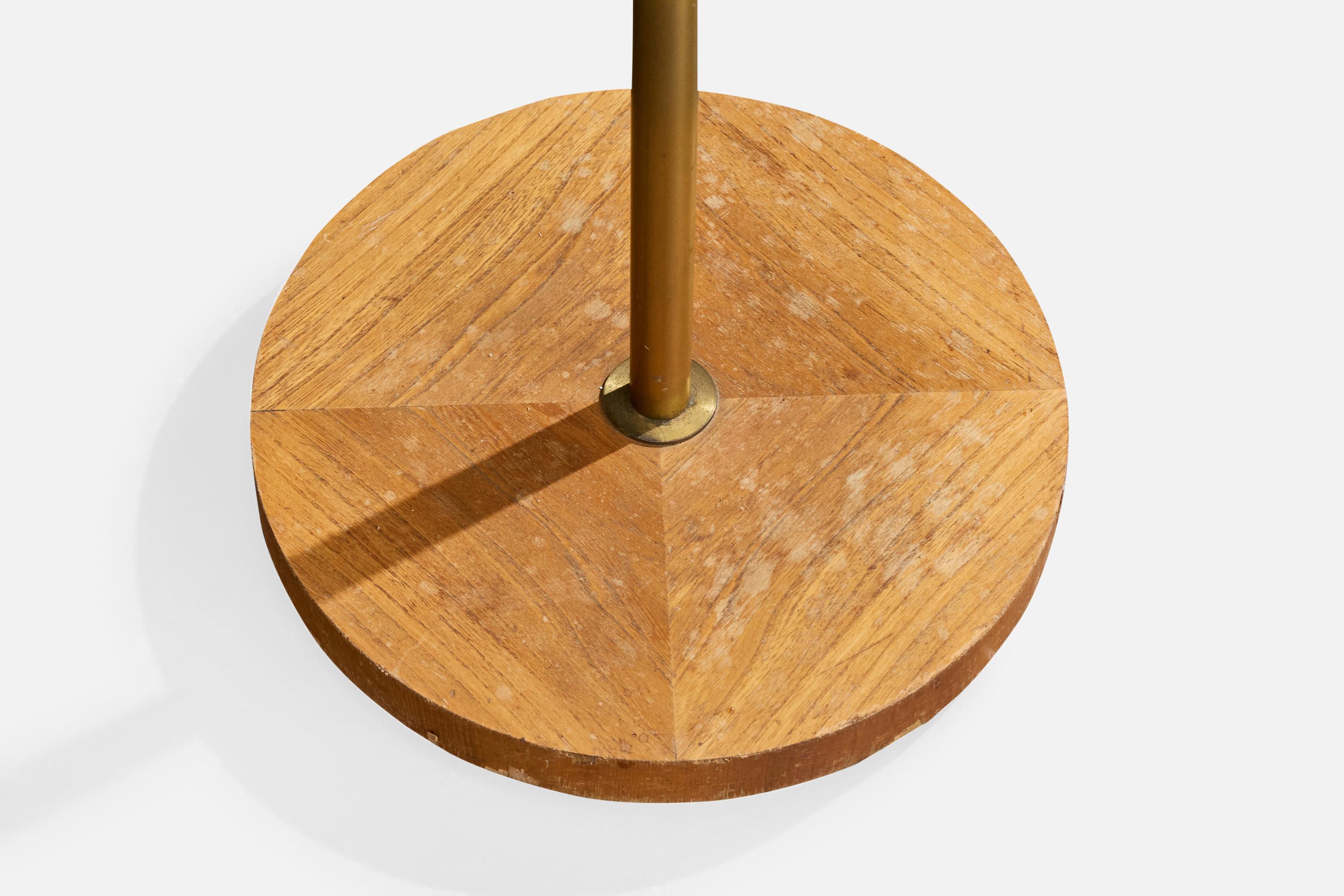 Laiton Designer suédois, lampadaire, laiton, orme, tissu, Suède, années 1940 en vente