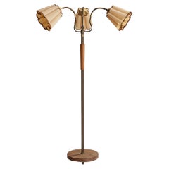 Lampada da terra di design svedese, ottone, olmo, carta pergamena, Svezia, anni '40