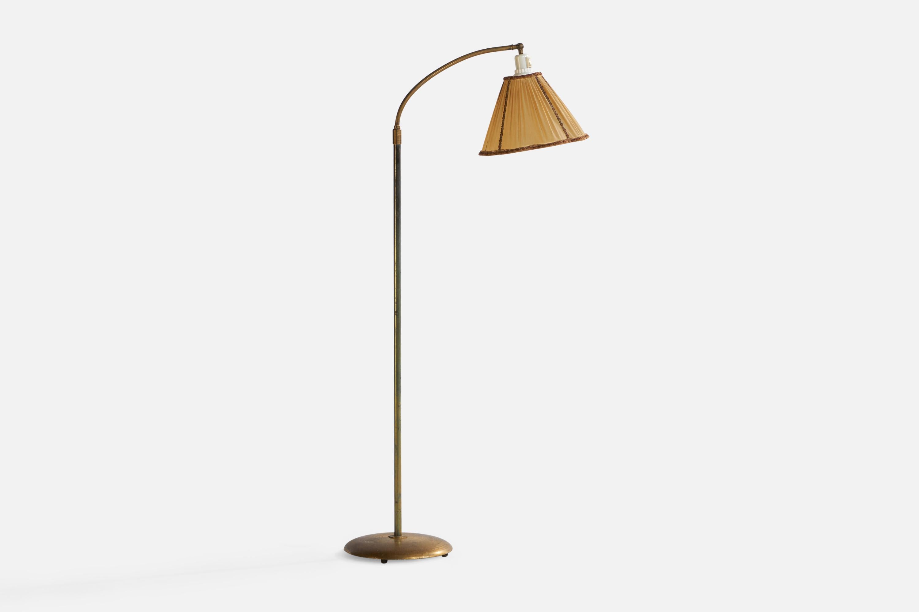 An adjustable brass and beige fabric floor lamp designed and produced in Sweden, 1930s.

Overall Dimensions (inches): 55.95” H x 10.65” W x 25.5” Depth. Stated dimensions include shade.
Dimensions vary based on position of light. Height and angle