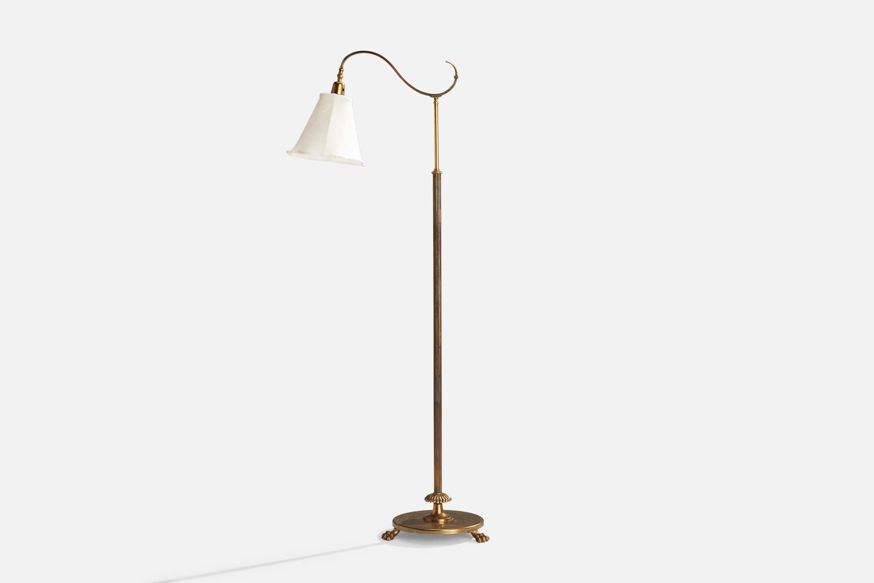 Lampada da terra regolabile in ottone e tessuto bianco progettata e prodotta in Svezia, anni '1930 circa.

Dimensioni complessive (pollici): 60