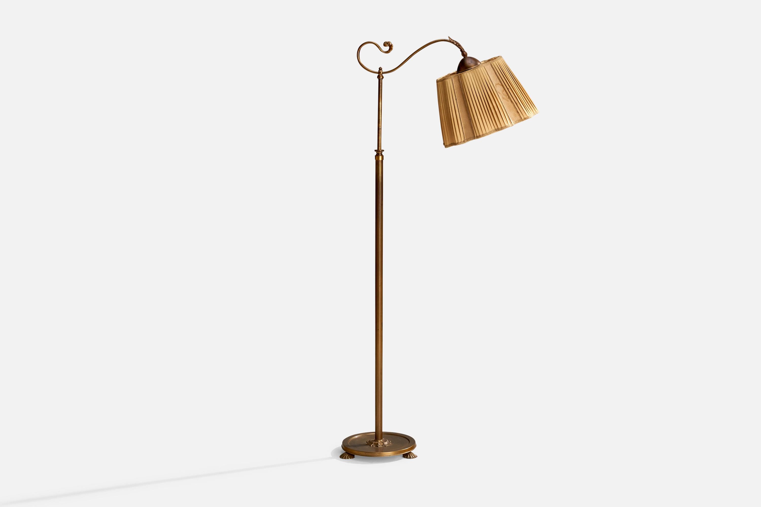 Lampada da terra regolabile in ottone e tessuto beige progettata e prodotta in Svezia, anni '1930 circa.

Dimensioni della lampada con paralume (pollici): 55,75