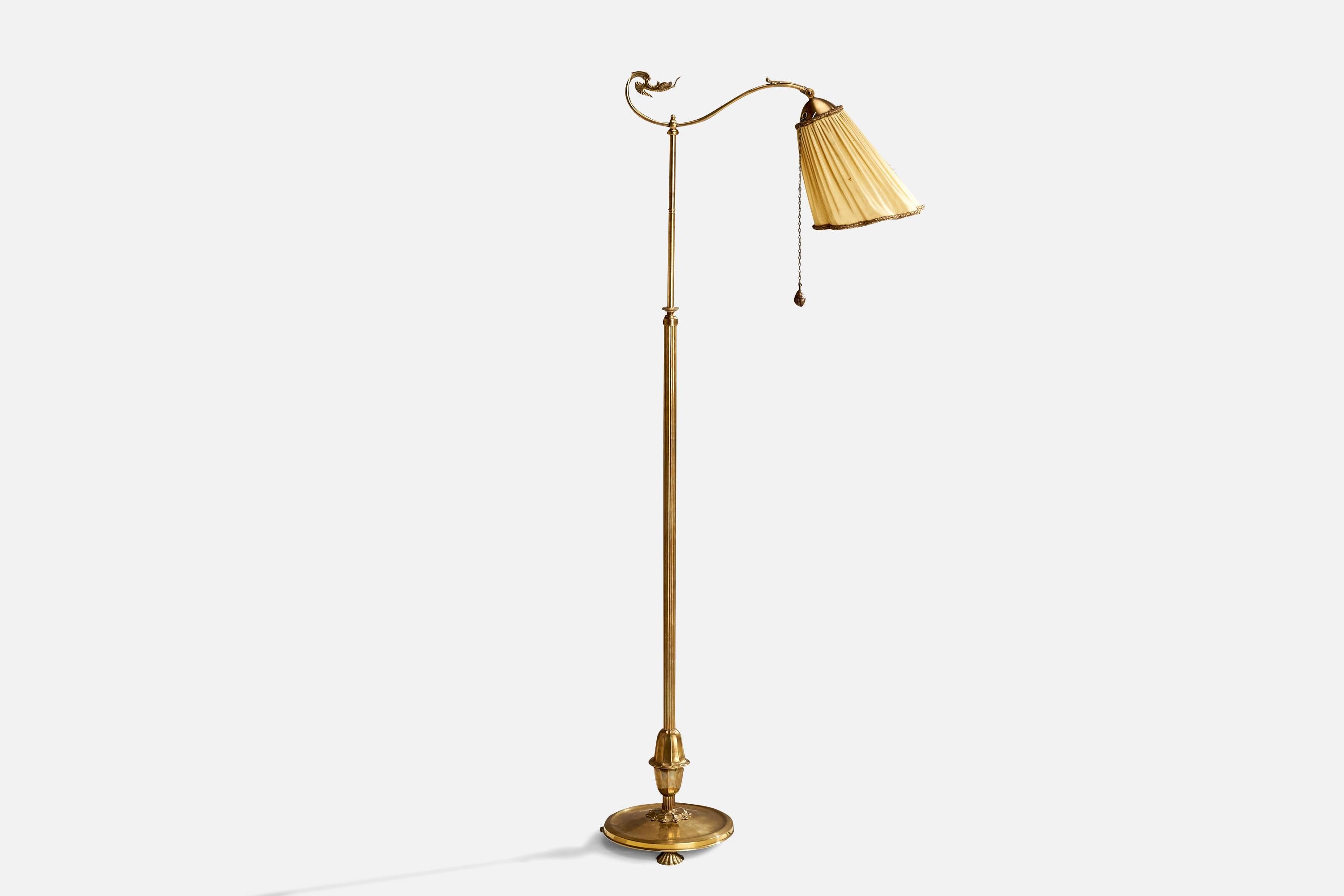 Lampadaire en laiton et tissu jaune conçu et produit en Suède, c. 1930.

Dimensions de la lampe avec abat-jour (pouces) : 59