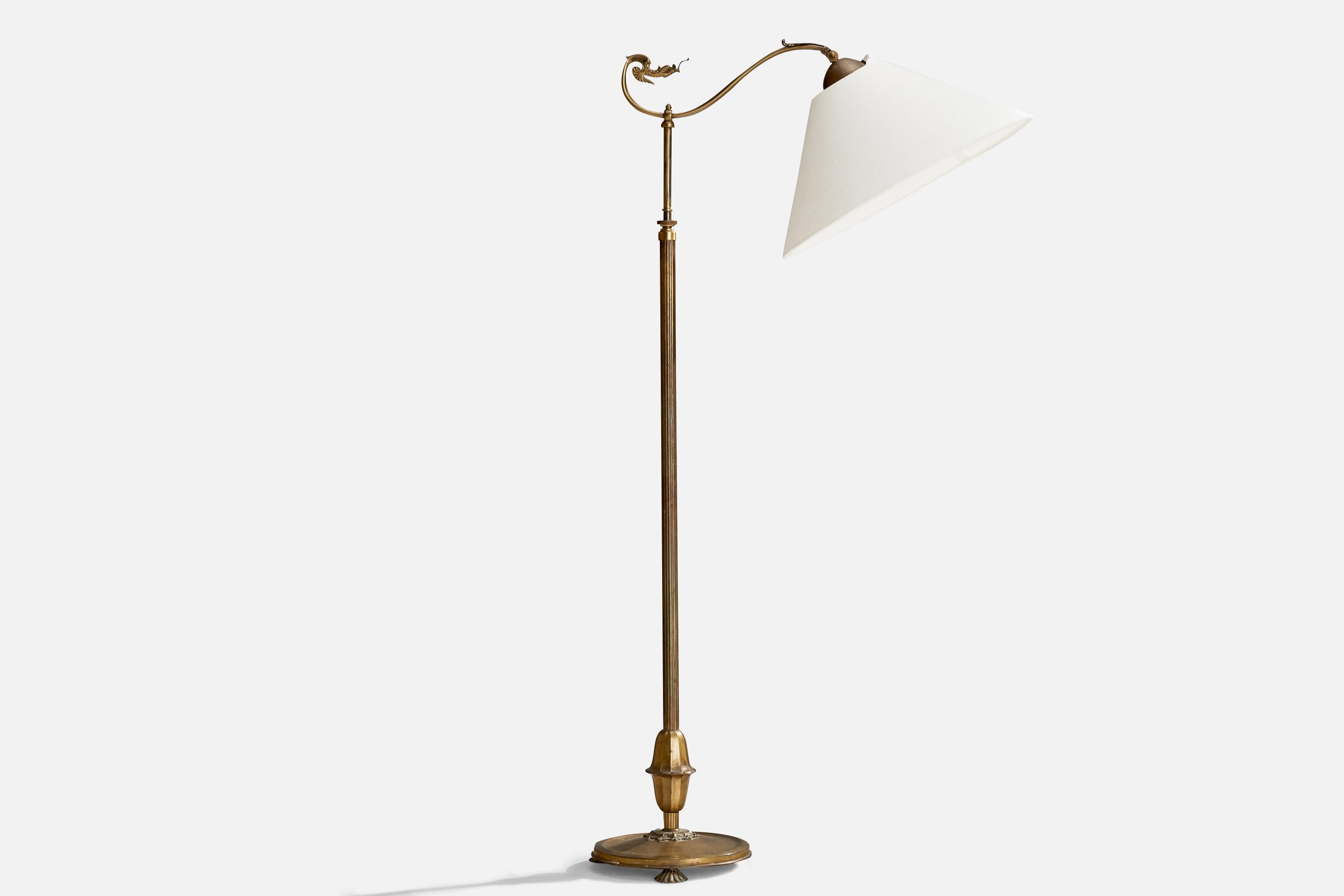 Lampada da terra in ottone e tessuto bianco progettata e prodotta in Svezia, anni '1930 circa.

Dimensioni della lampada con paralume (pollici): 54,875
