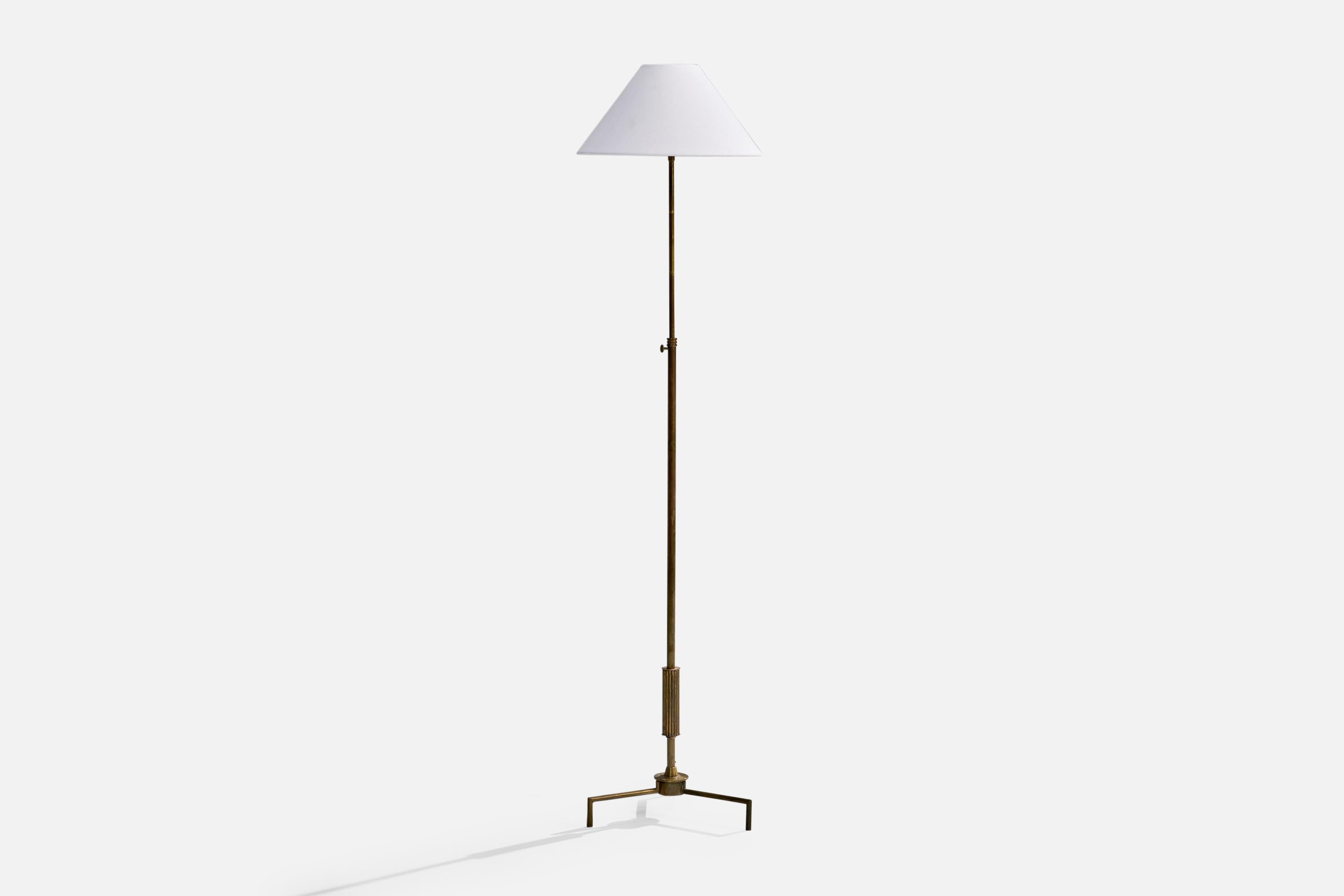 Una lampada da terra regolabile in ottone e tessuto bianco probabilmente progettata e prodotta in Svezia, negli anni '30 circa.

Leggera ossidazione presente in tutta la lampada.

Dimensioni della lampada con paralume (pollici): 66