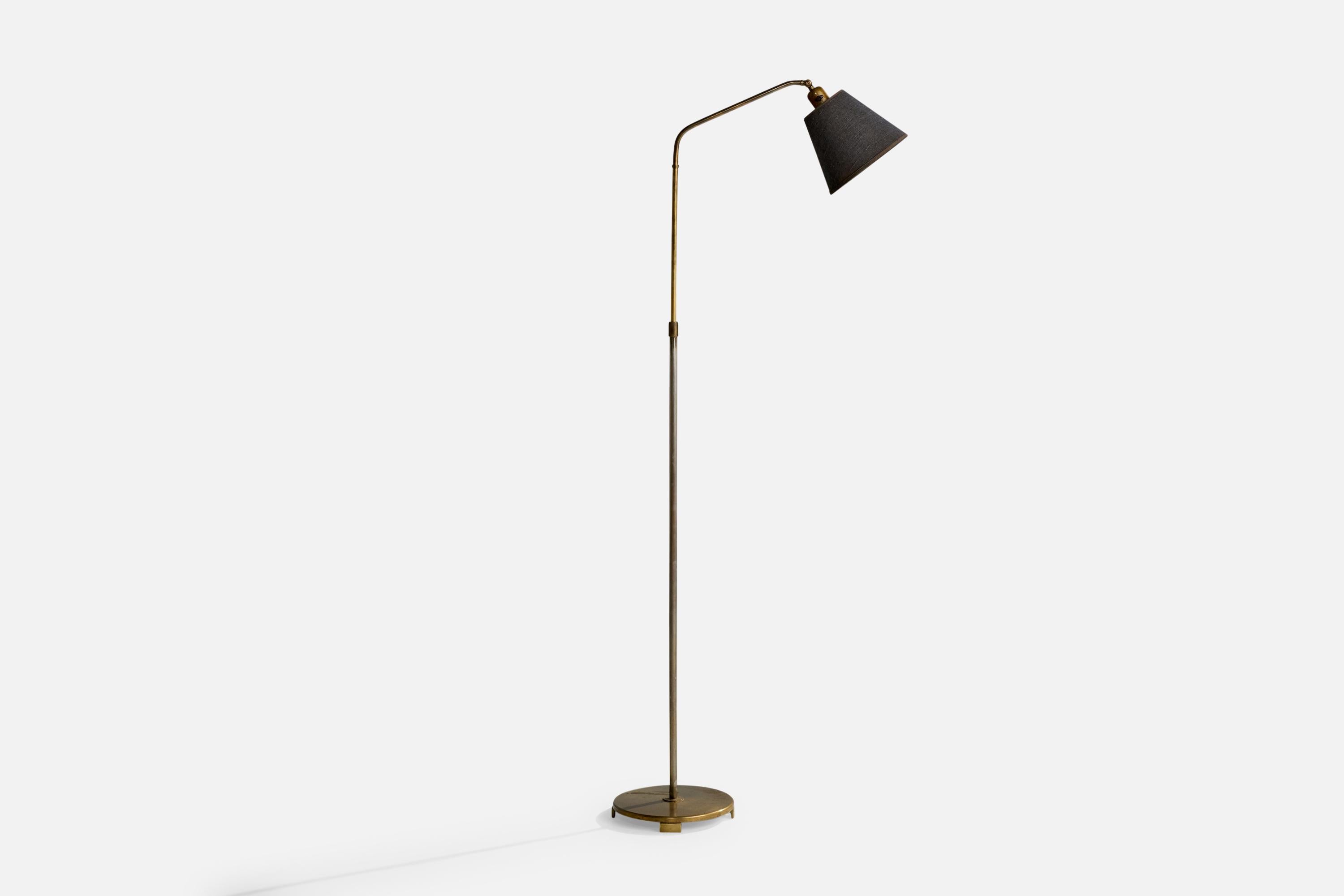 Una lampada da terra regolabile in ottone e tessuto nero probabilmente progettata e prodotta in Svezia, negli anni '30 circa.

Ossidazione presente nell'ottone

Usura coerente con l'età e l'uso

L'altezza complessiva e il paralume sono regolabili;