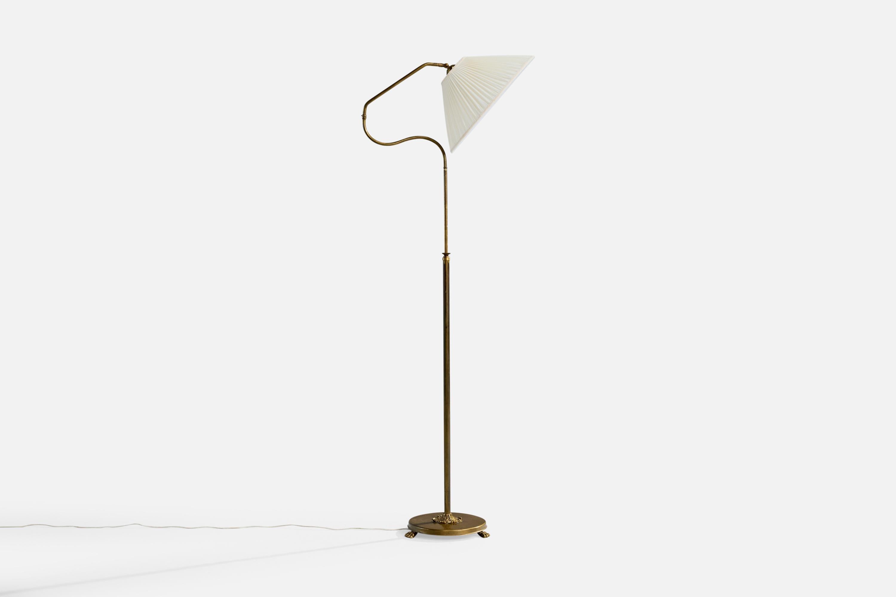 Verstellbare Stehlampe aus Messing und weißem Stoff, entworfen und hergestellt in Schweden, ca. 1930er Jahre.

Oxidation auf Messing vorhanden

Abnutzung entsprechend dem Alter und dem Gebrauch

Höhe und Schirm sind verstellbar; gemessen wie