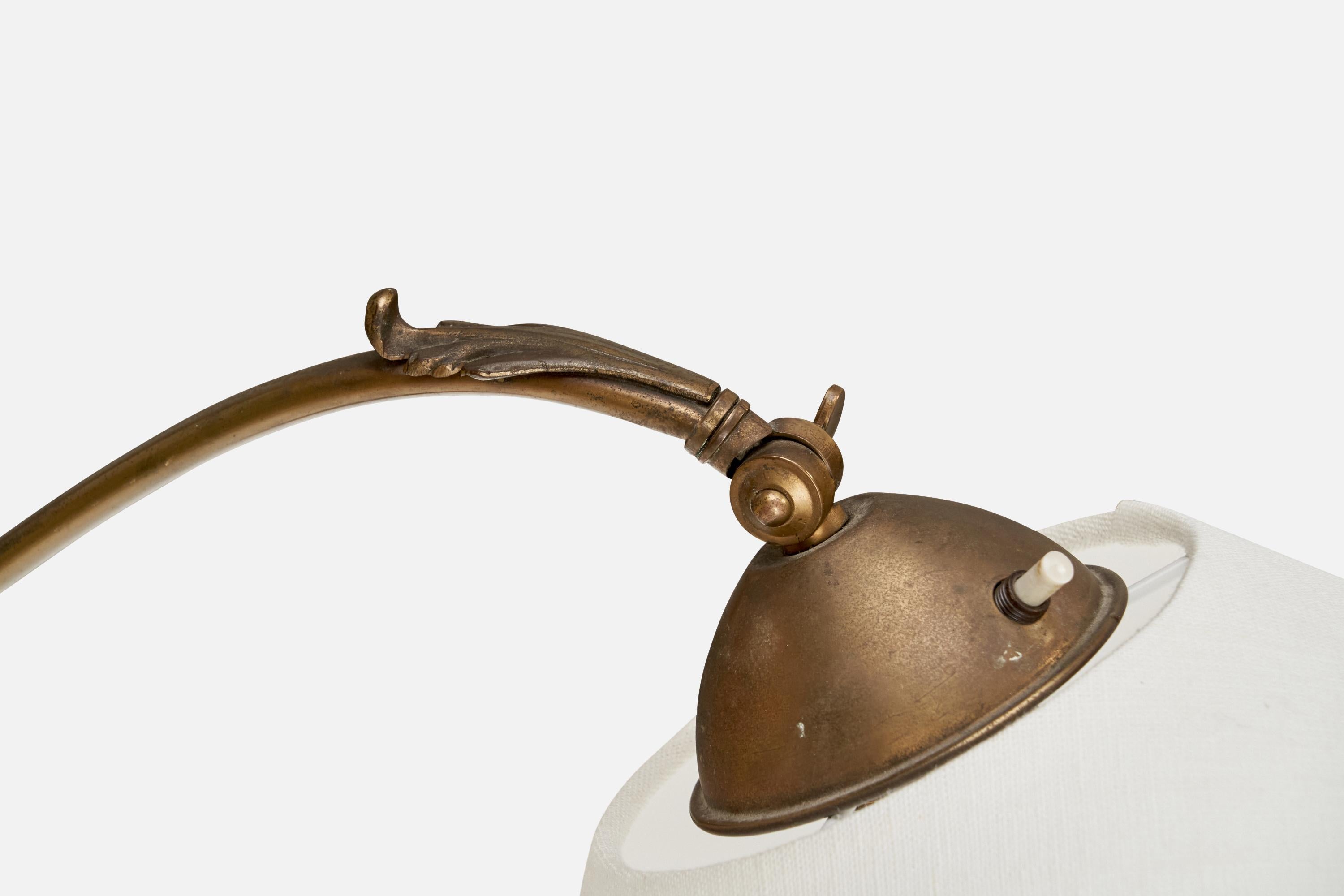 Svedese Lampada da terra di design svedese, ottone, tessuto, Svezia, anni '1930 in vendita