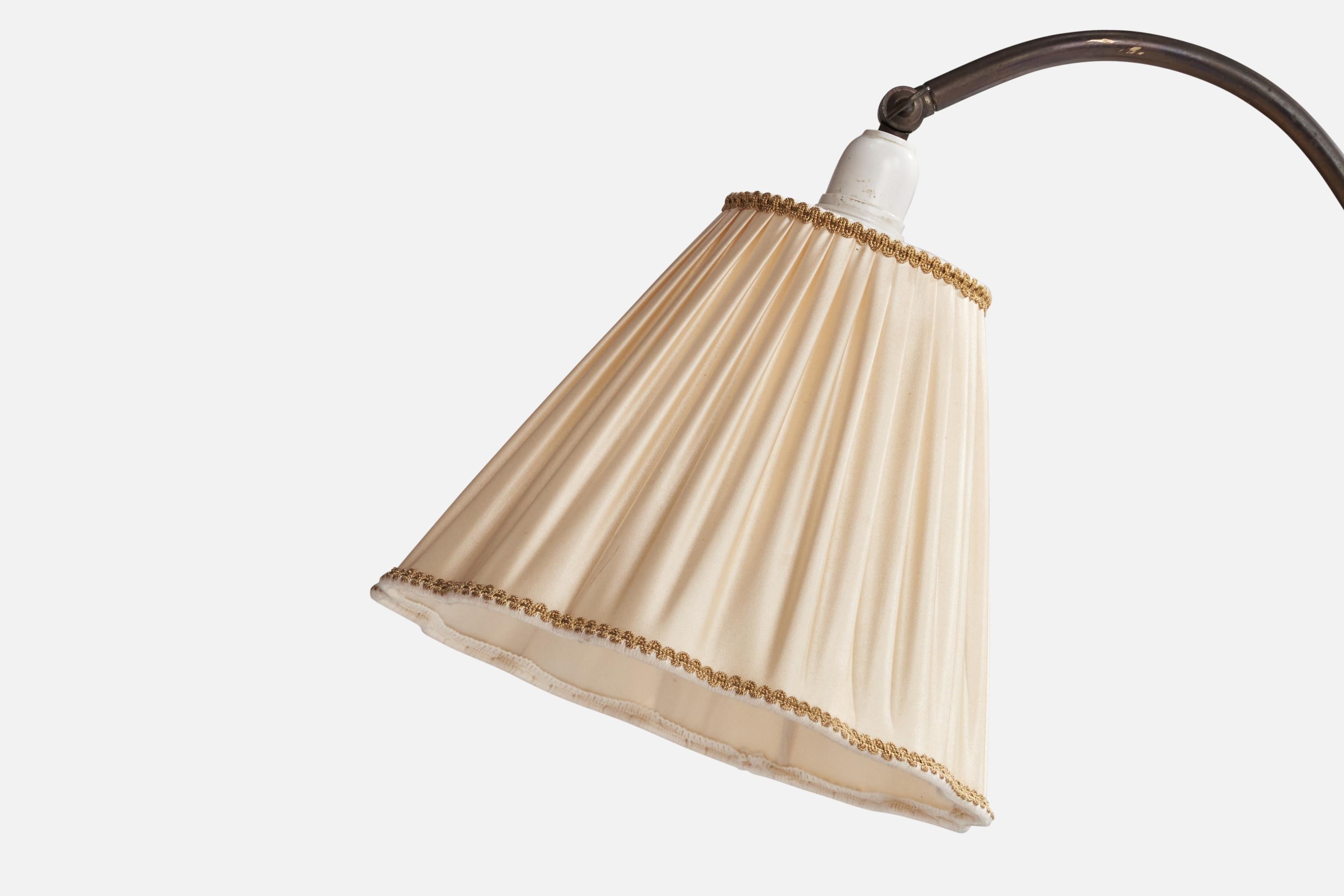 Lampada da terra di design svedese, ottone, tessuto, Svezia, anni '1930 In condizioni buone in vendita a High Point, NC