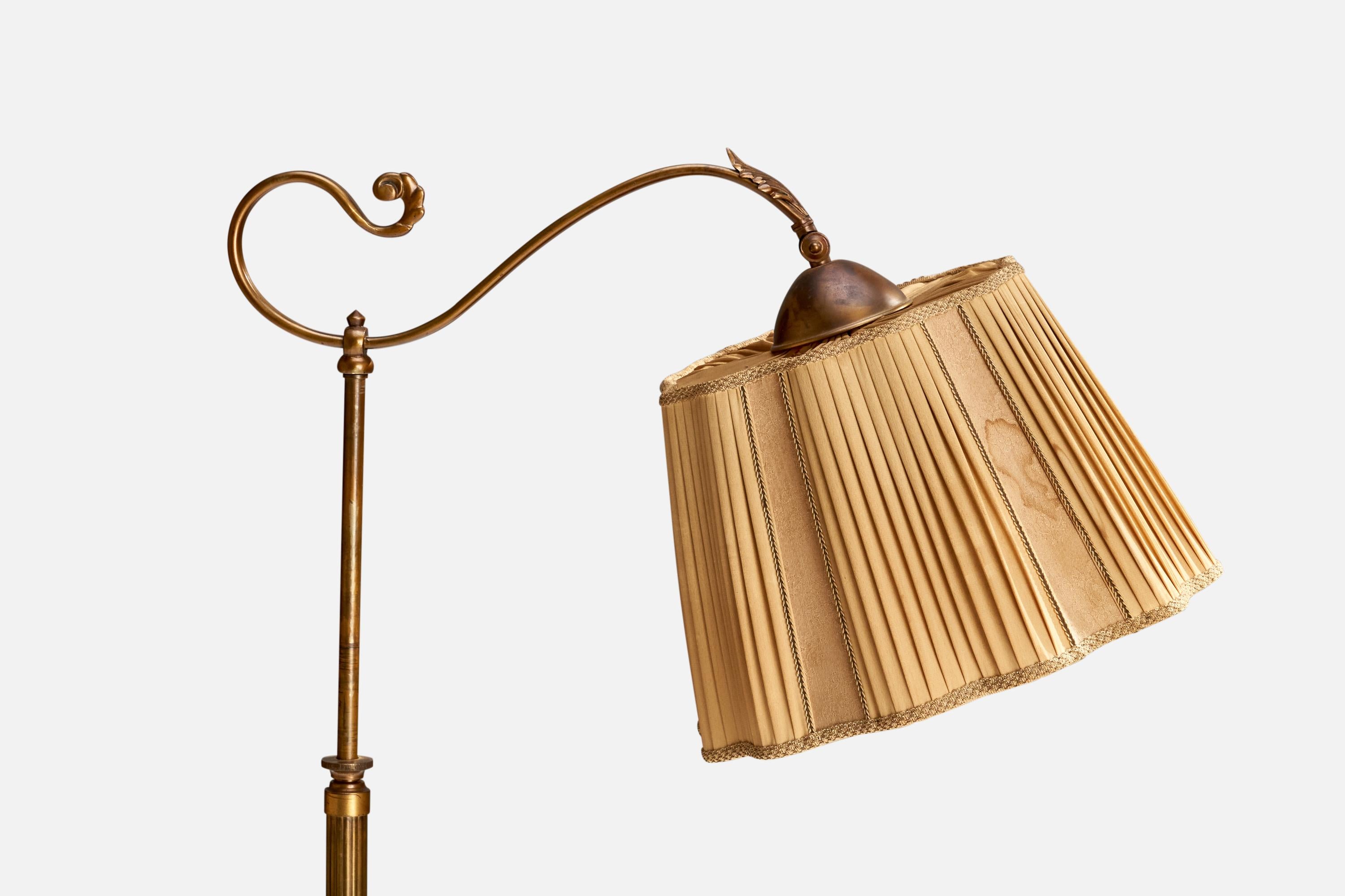 Lampada da terra di design svedese, ottone, tessuto, Svezia, anni '1930 In condizioni discrete in vendita a High Point, NC